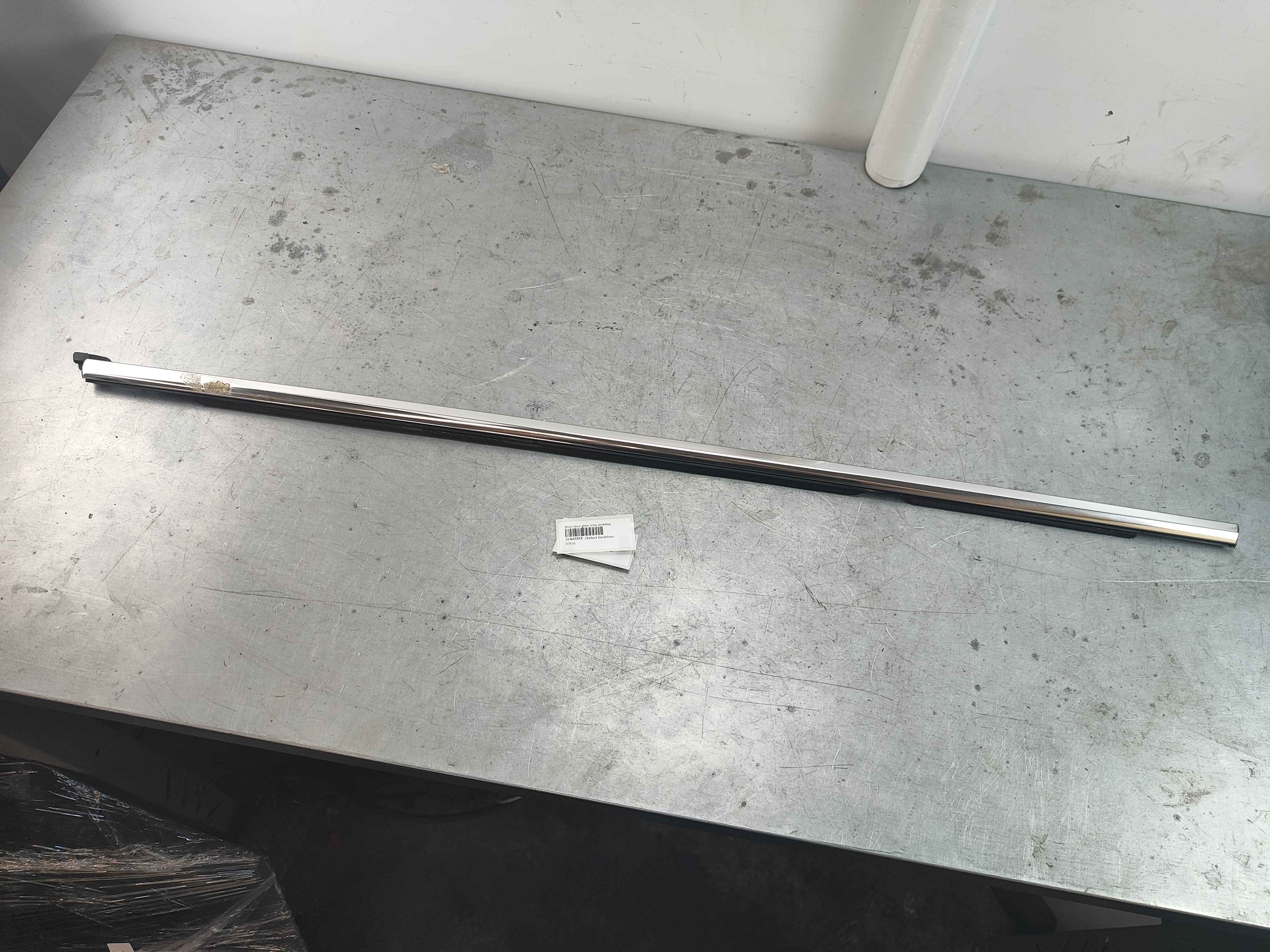 Rear door glass trim molding
