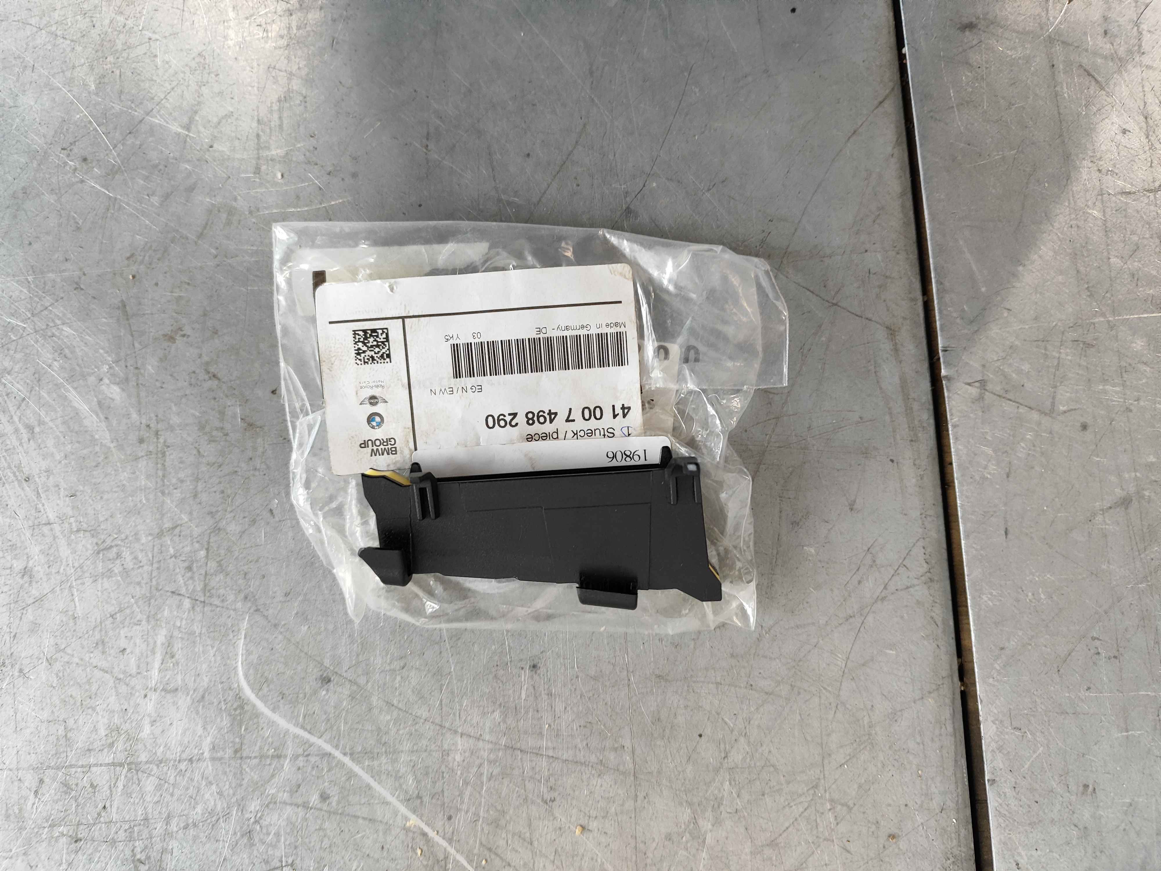 Shaped part carrier supp.whl.arch fr.rt. BMW