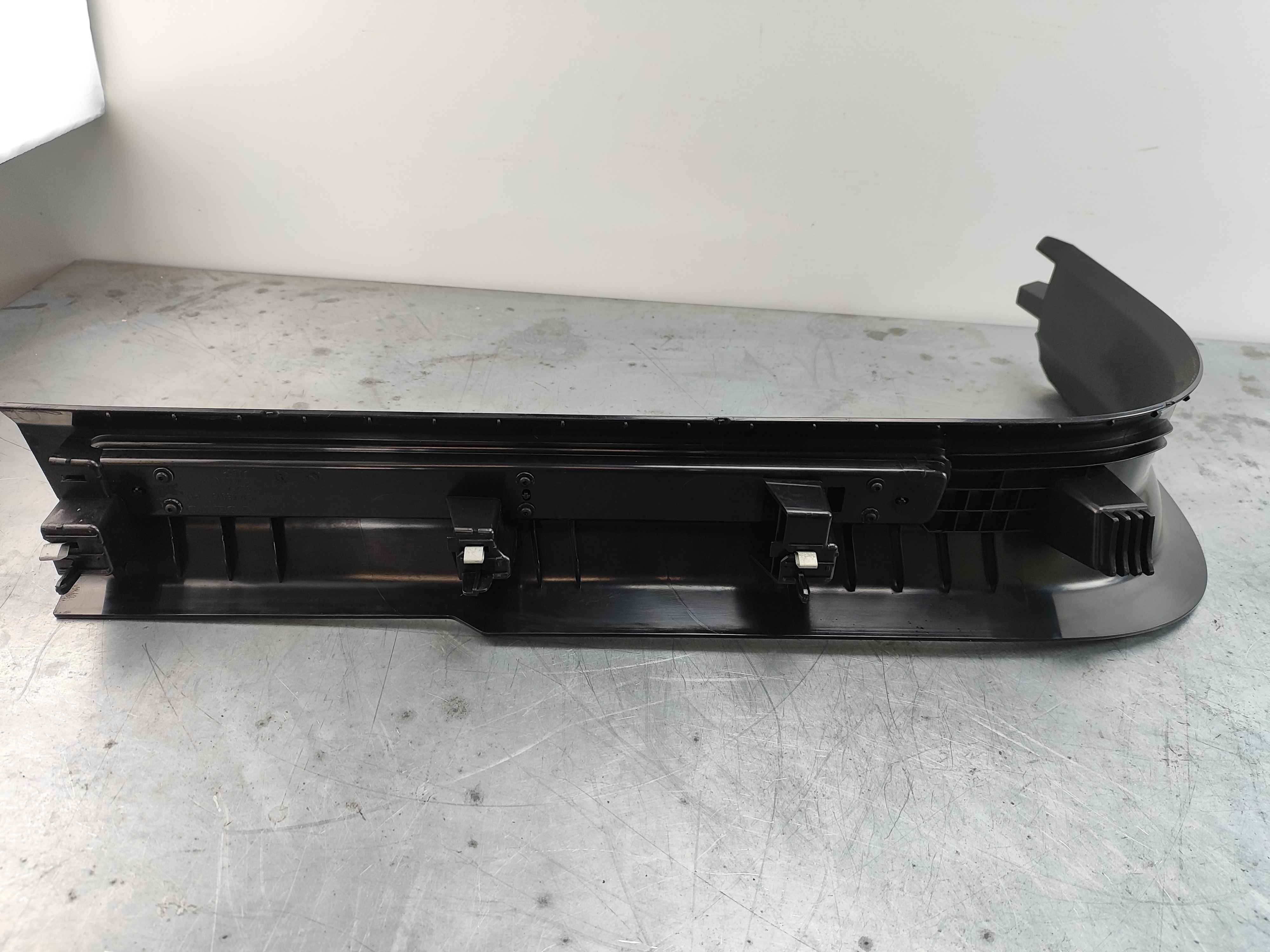 Sill moulding Interior code: RXXX. right front