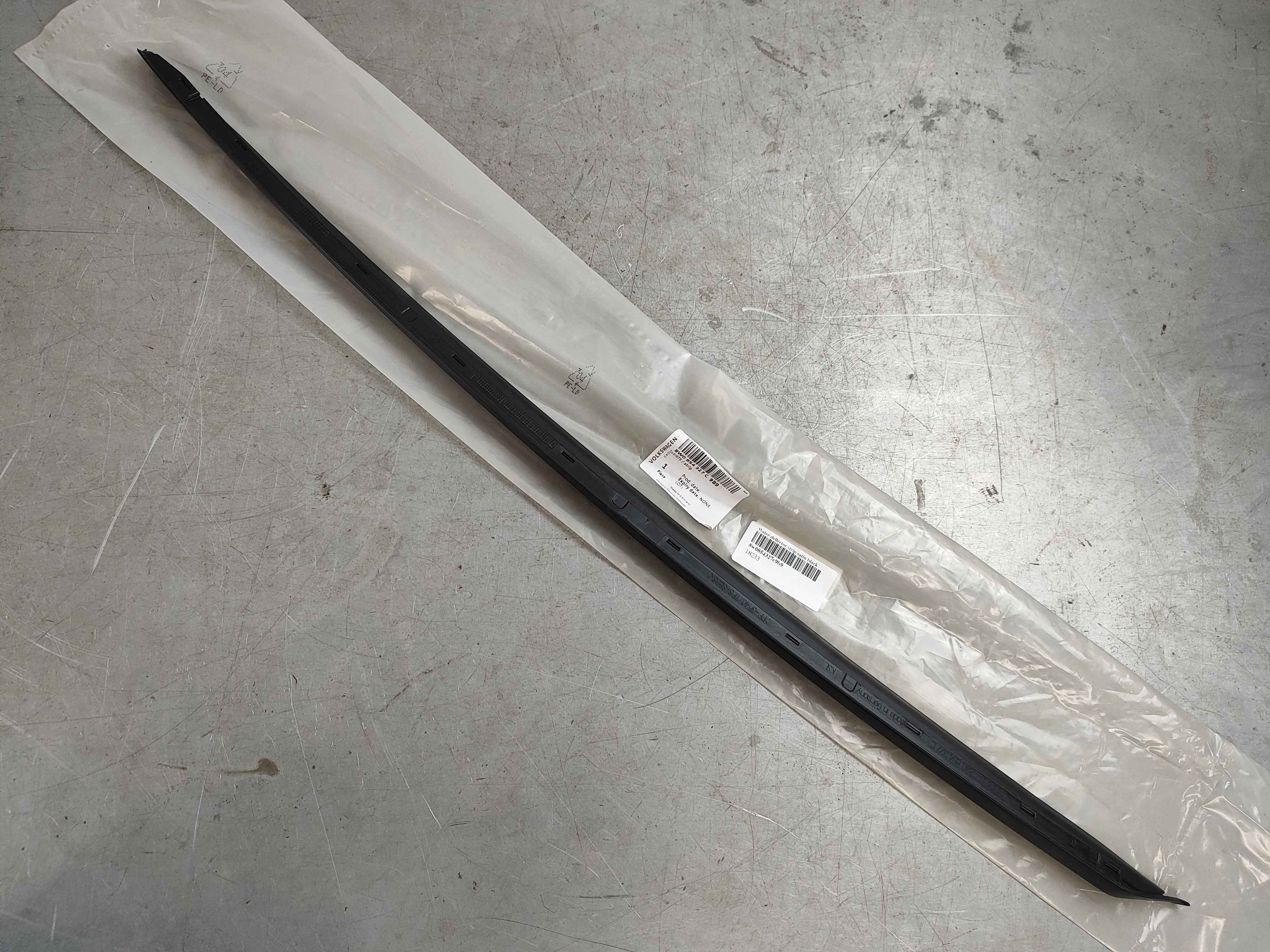 Water deflector strip satin black