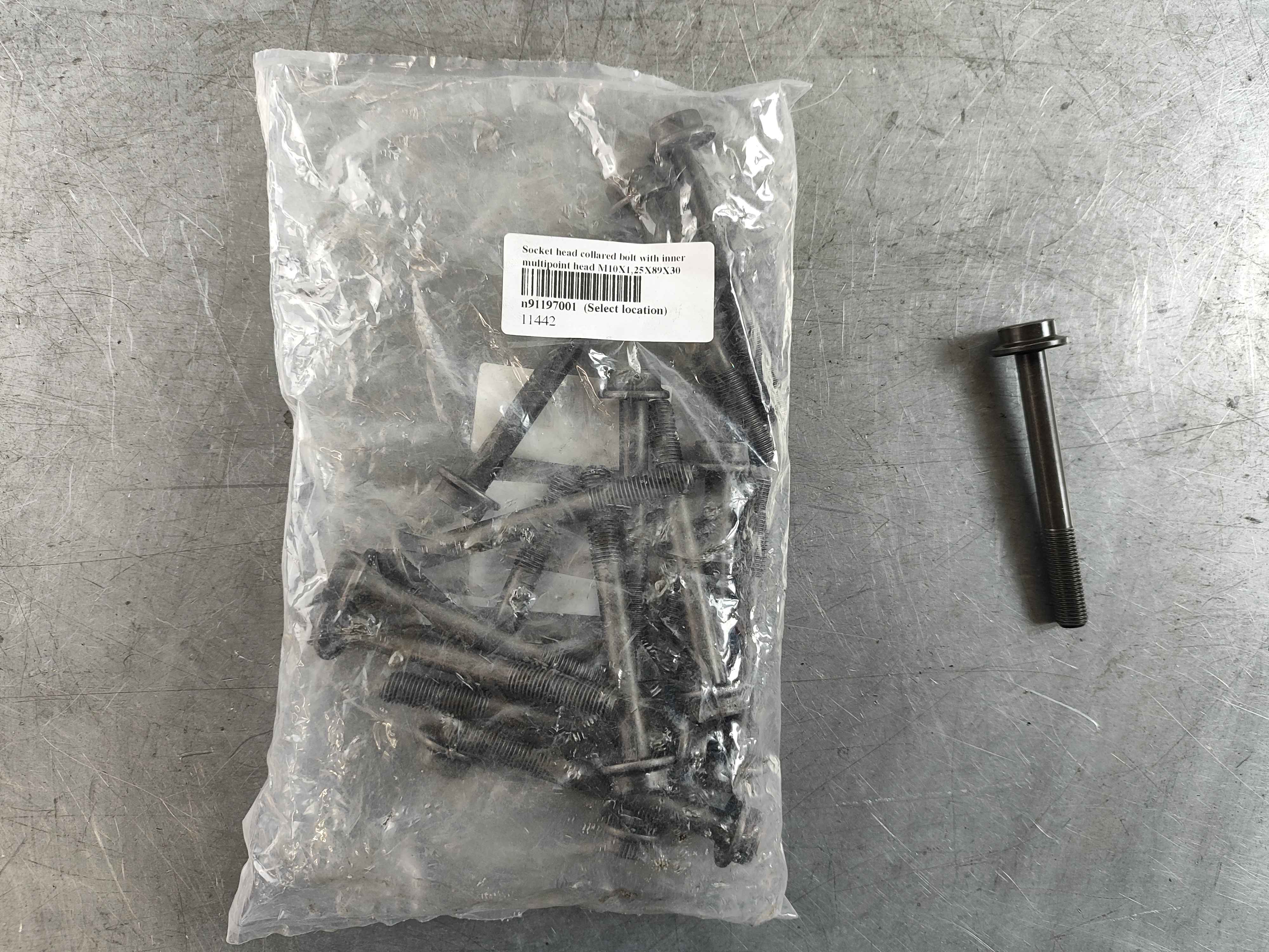 Socket head collared bolt with inner multipoint head M10X1,25X89X30