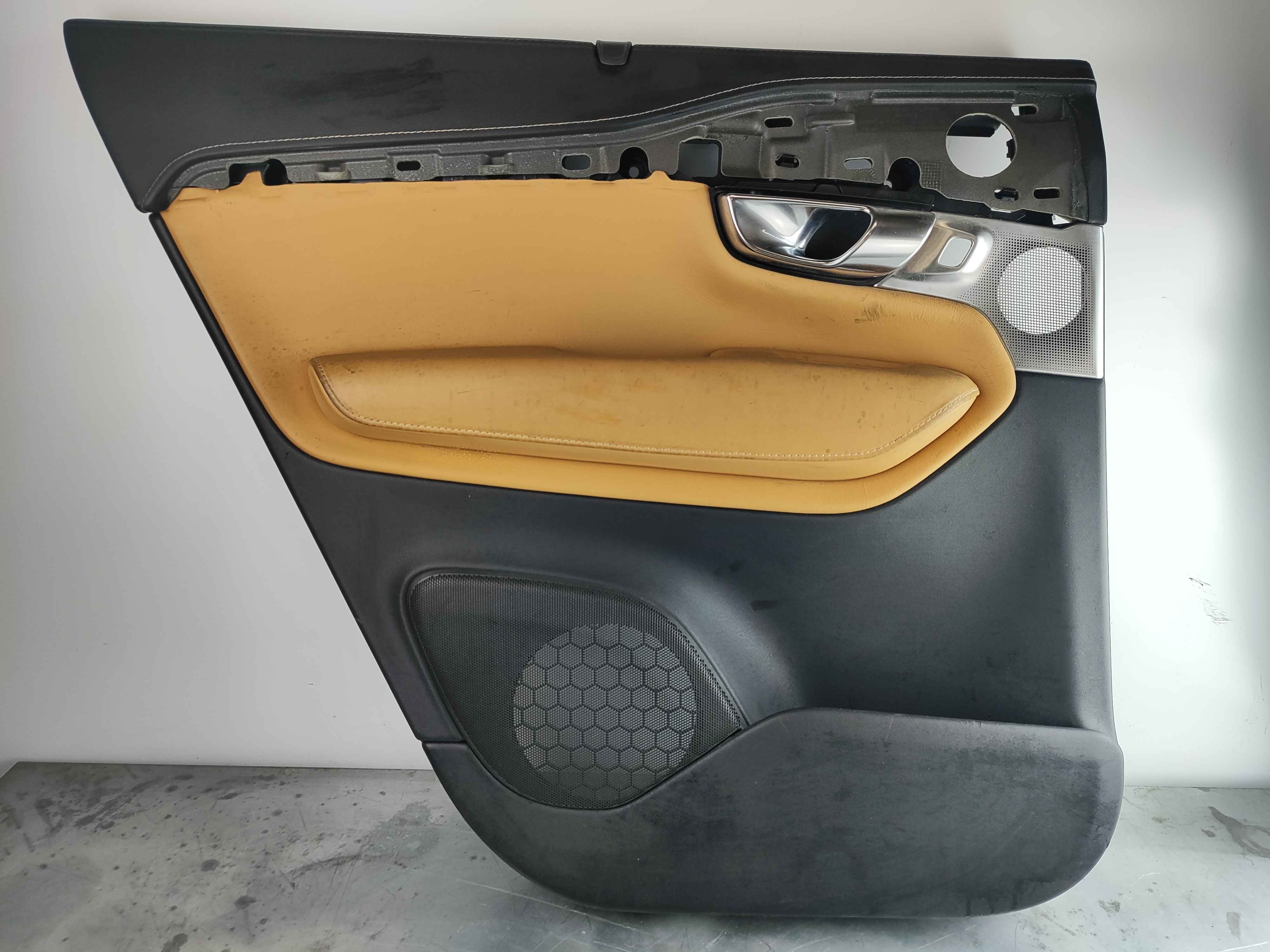 Door panel CH 352857- left Interior code: RB20 RB21 RC20. Variant code: K503 and LP01. For vehicles with Premium Sound Audio. Without ashtray