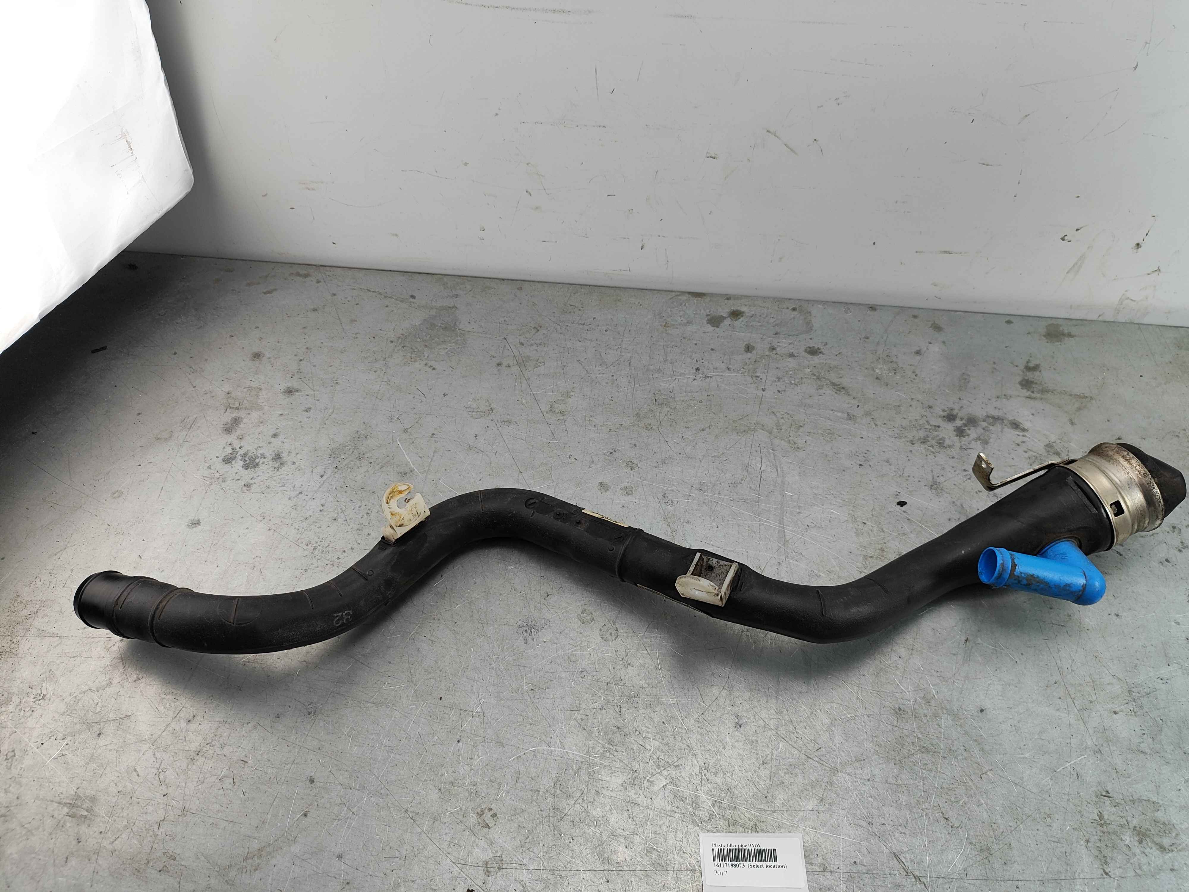 Plastic filler pipe BMW