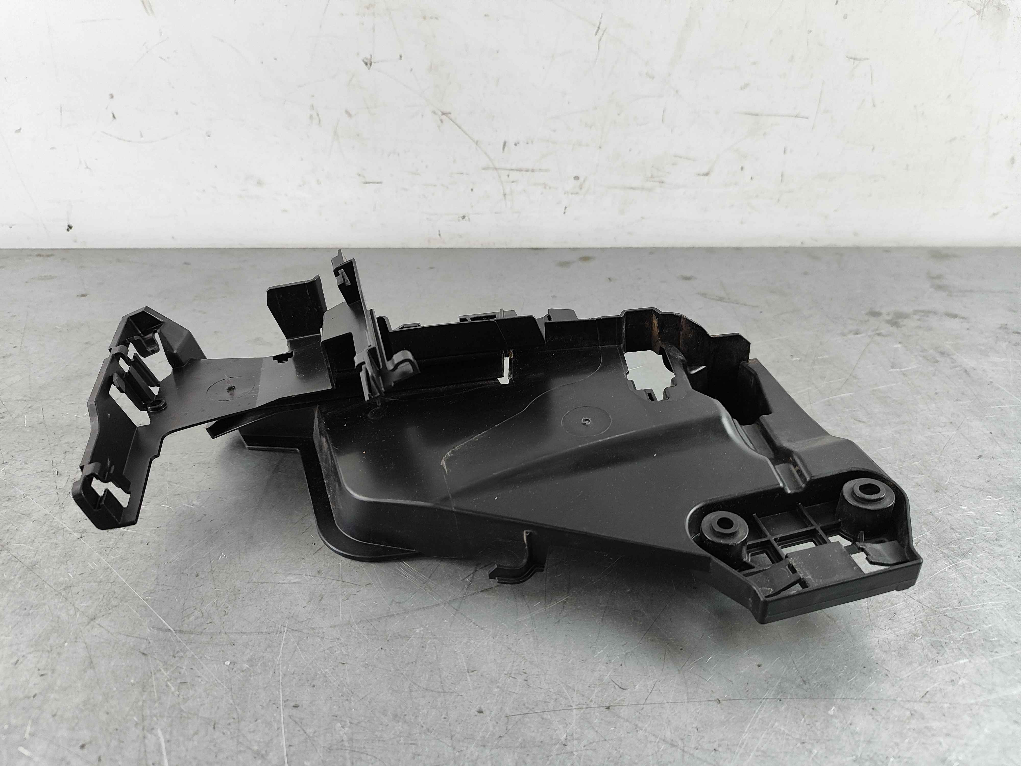 Bracket, left front (XC40|C40)