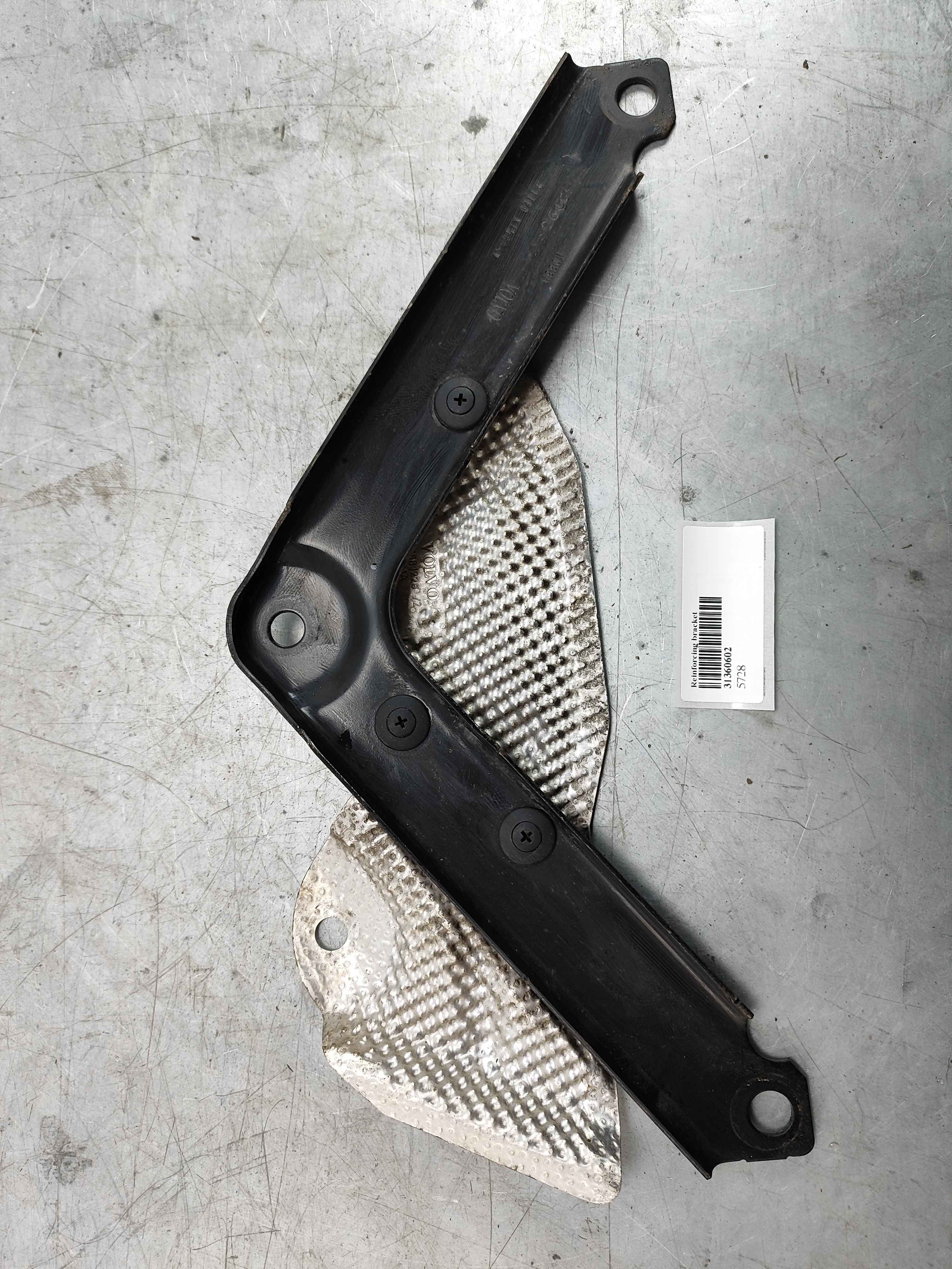 Reinforcing bracket