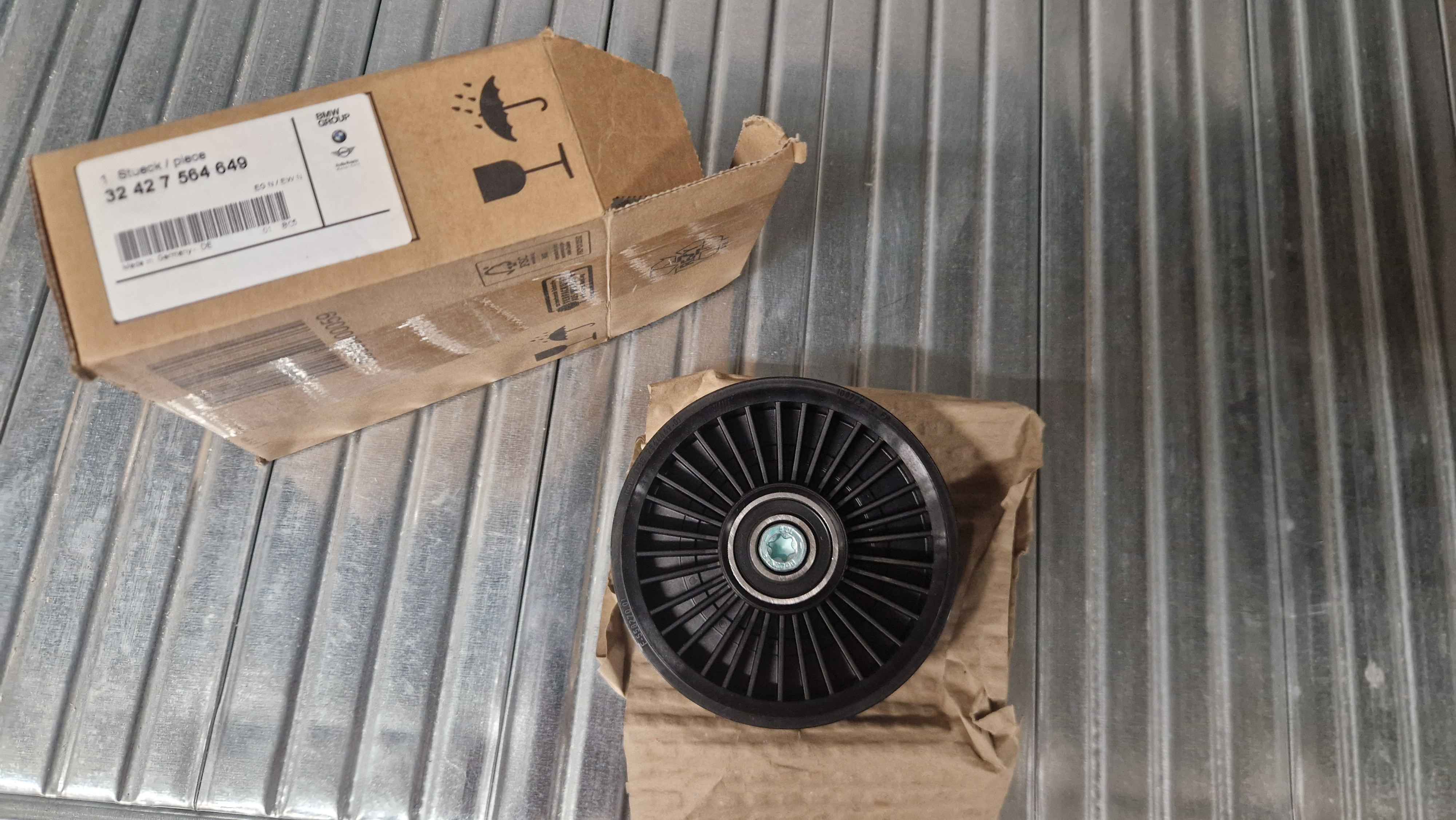 Deflection pulley BMW