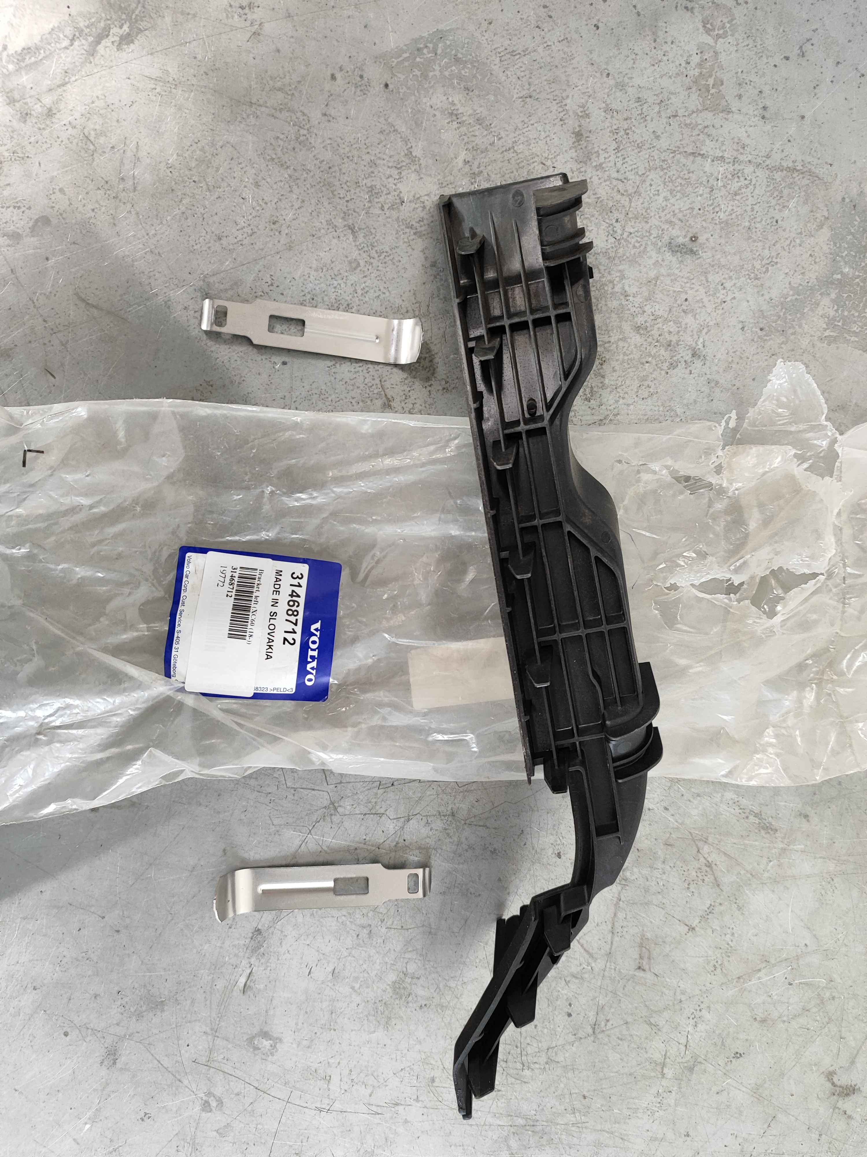 Bracket, left (XC60 (18-))