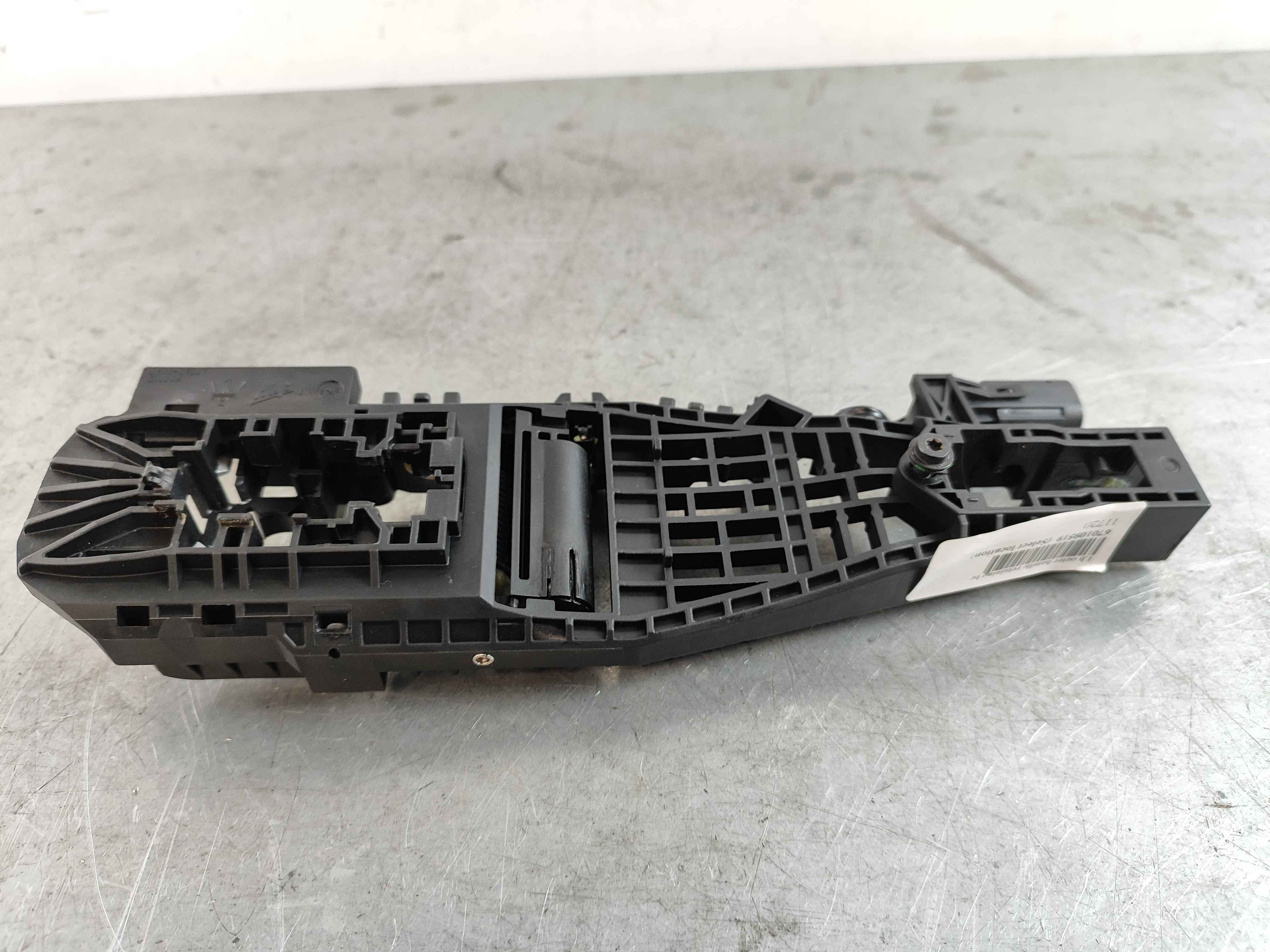 Lh outer handle retaining br