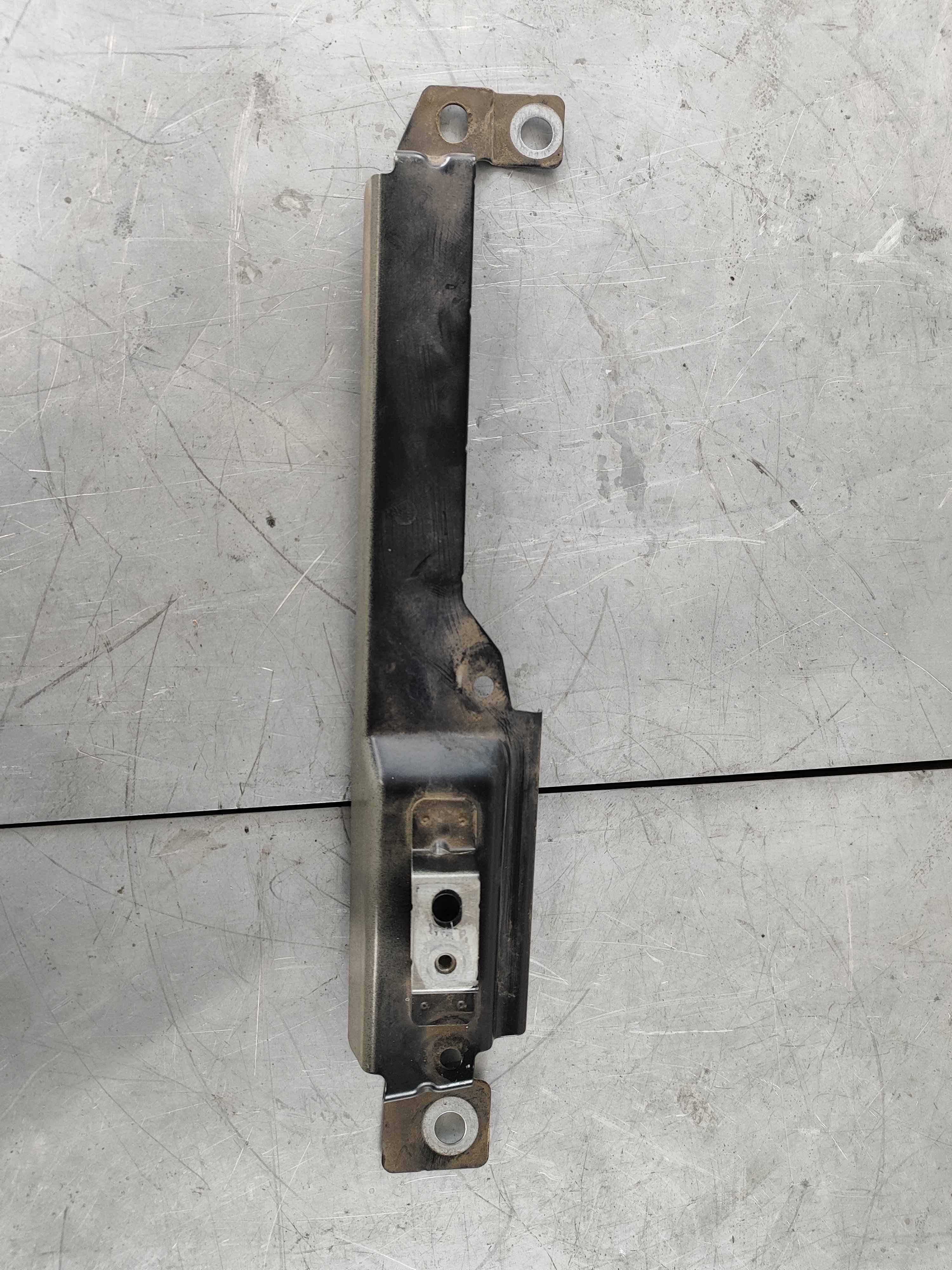 Bracket, left (XC60 (18-))