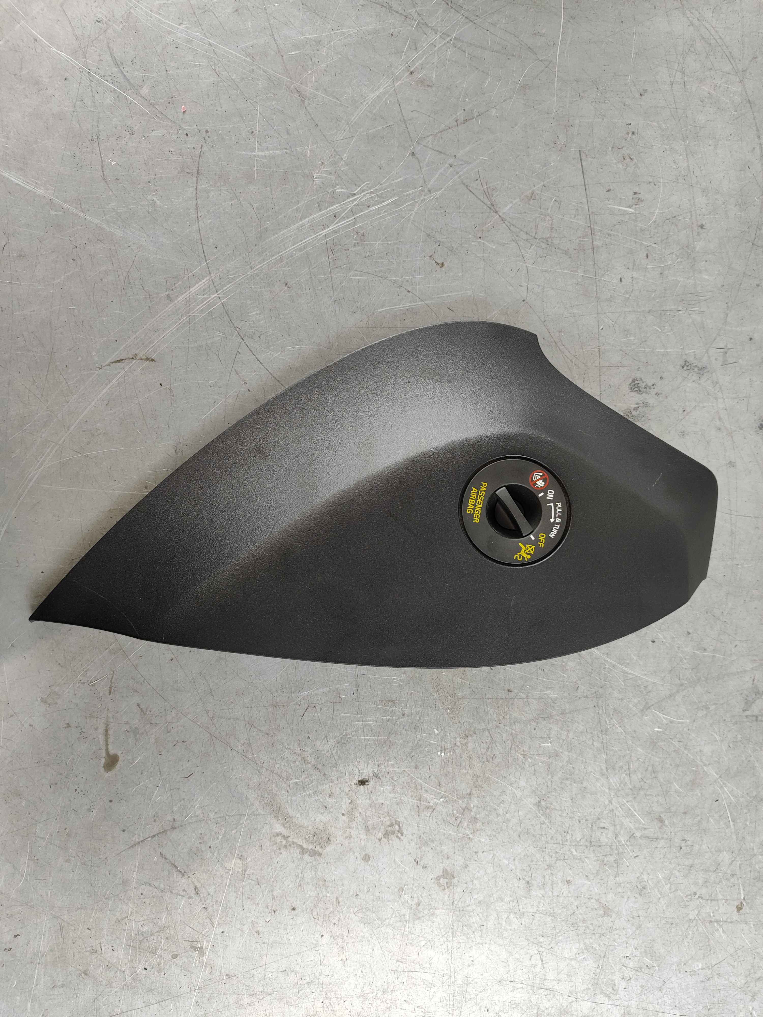 End cover, passenger side (XC60 (18-))