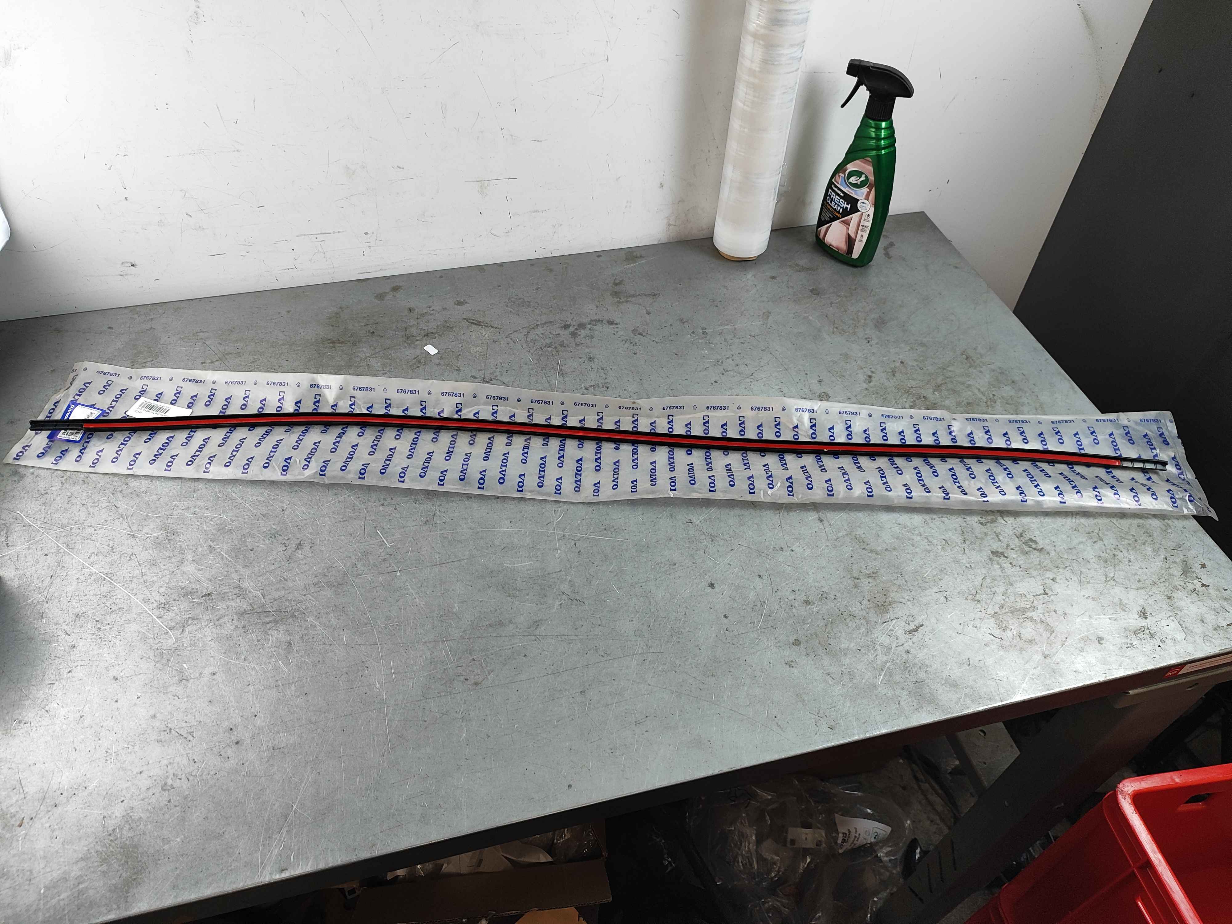 Sealing strip (V40 (13-))