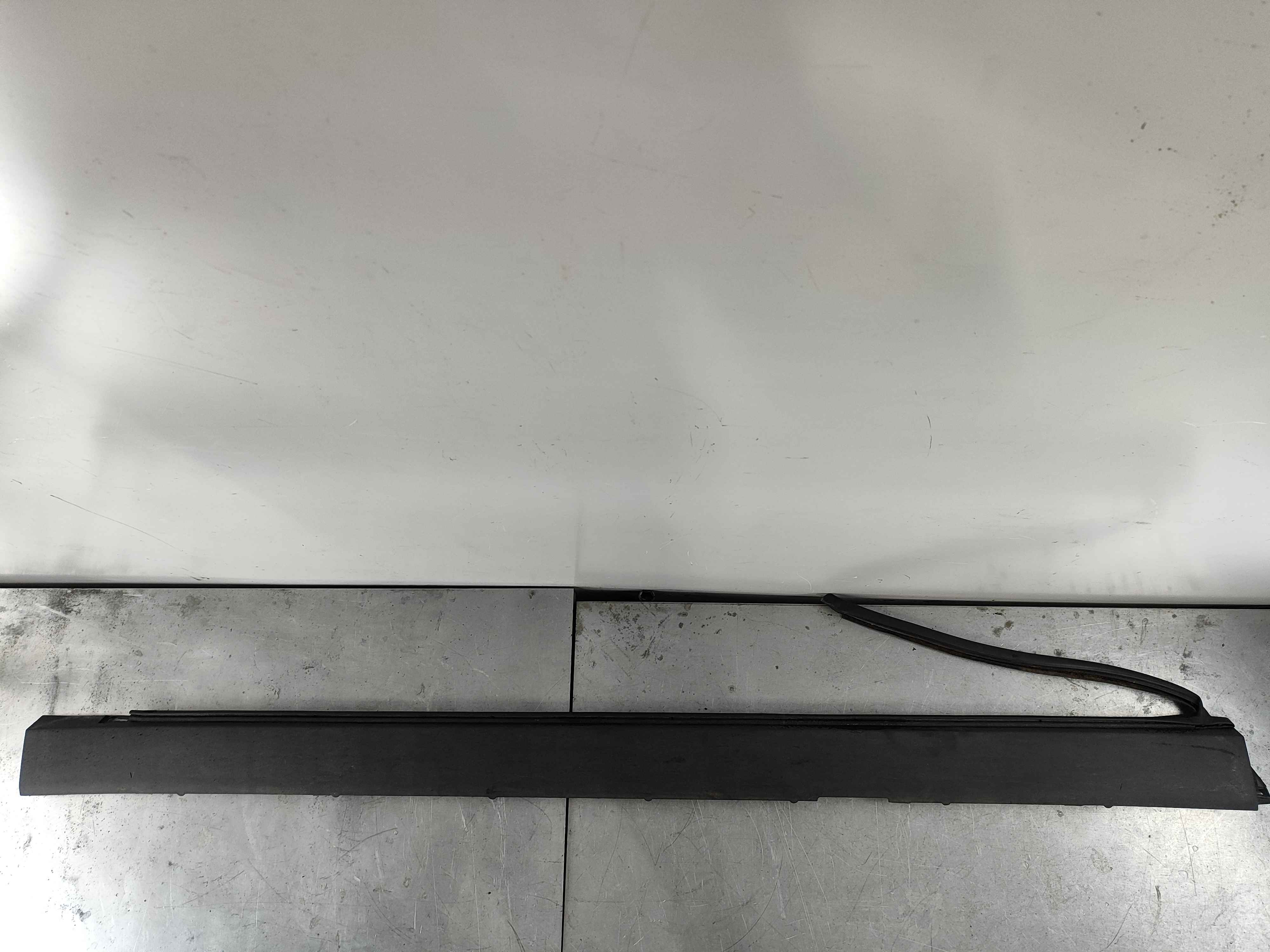 Dirt deflector moulding, left (XC60 (18-))