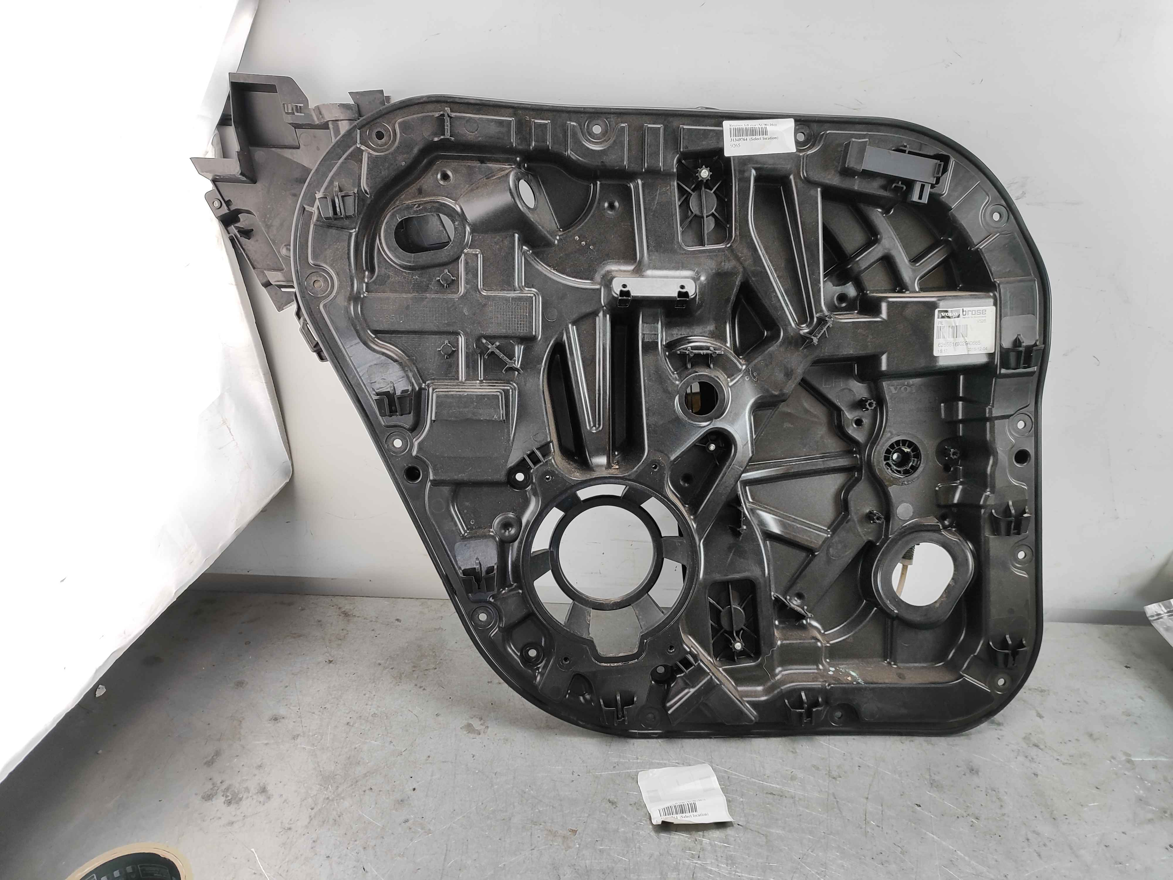 Retainer, left rear (XC90 (16-))