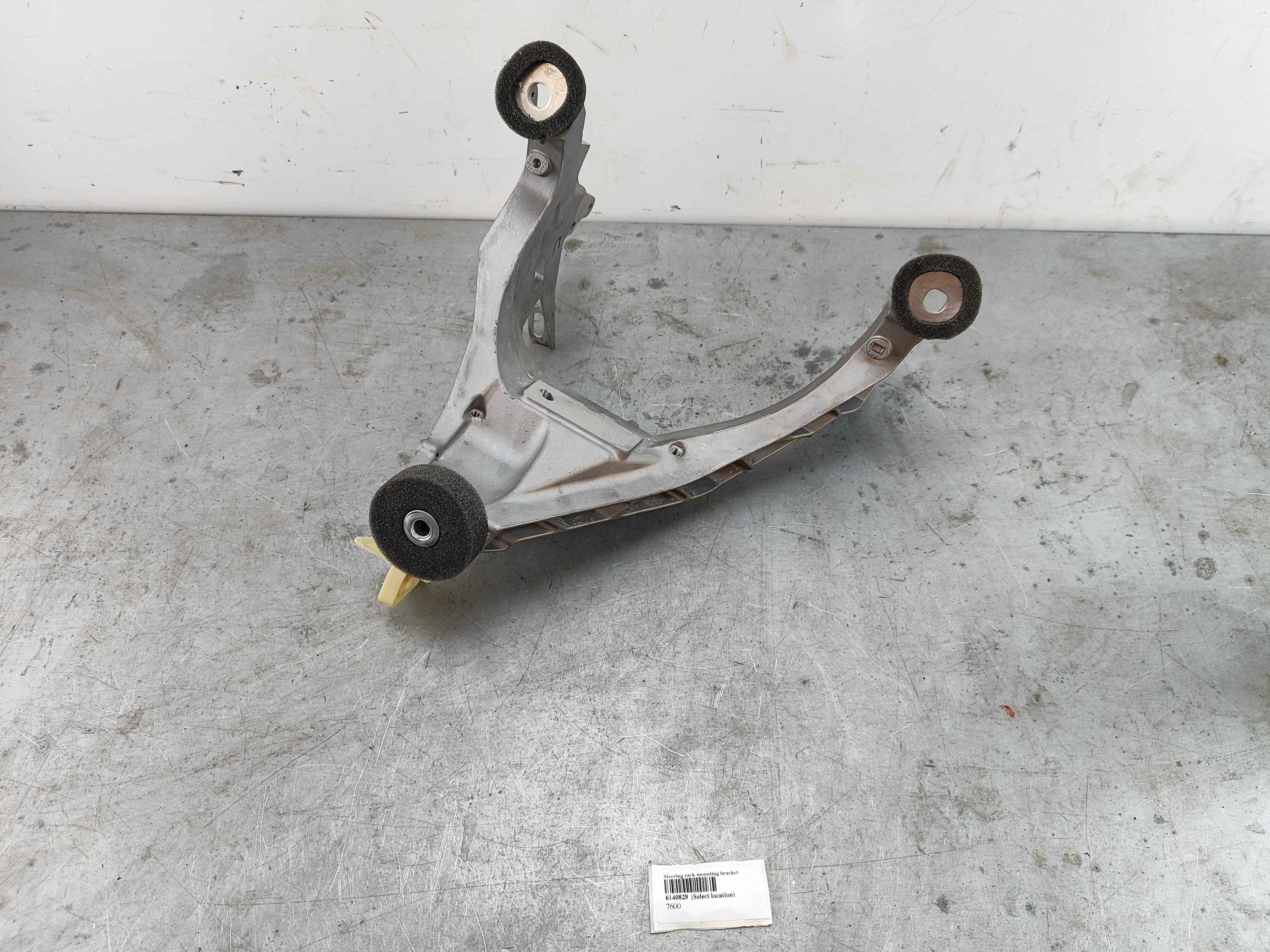 Steering rack mounting bracket