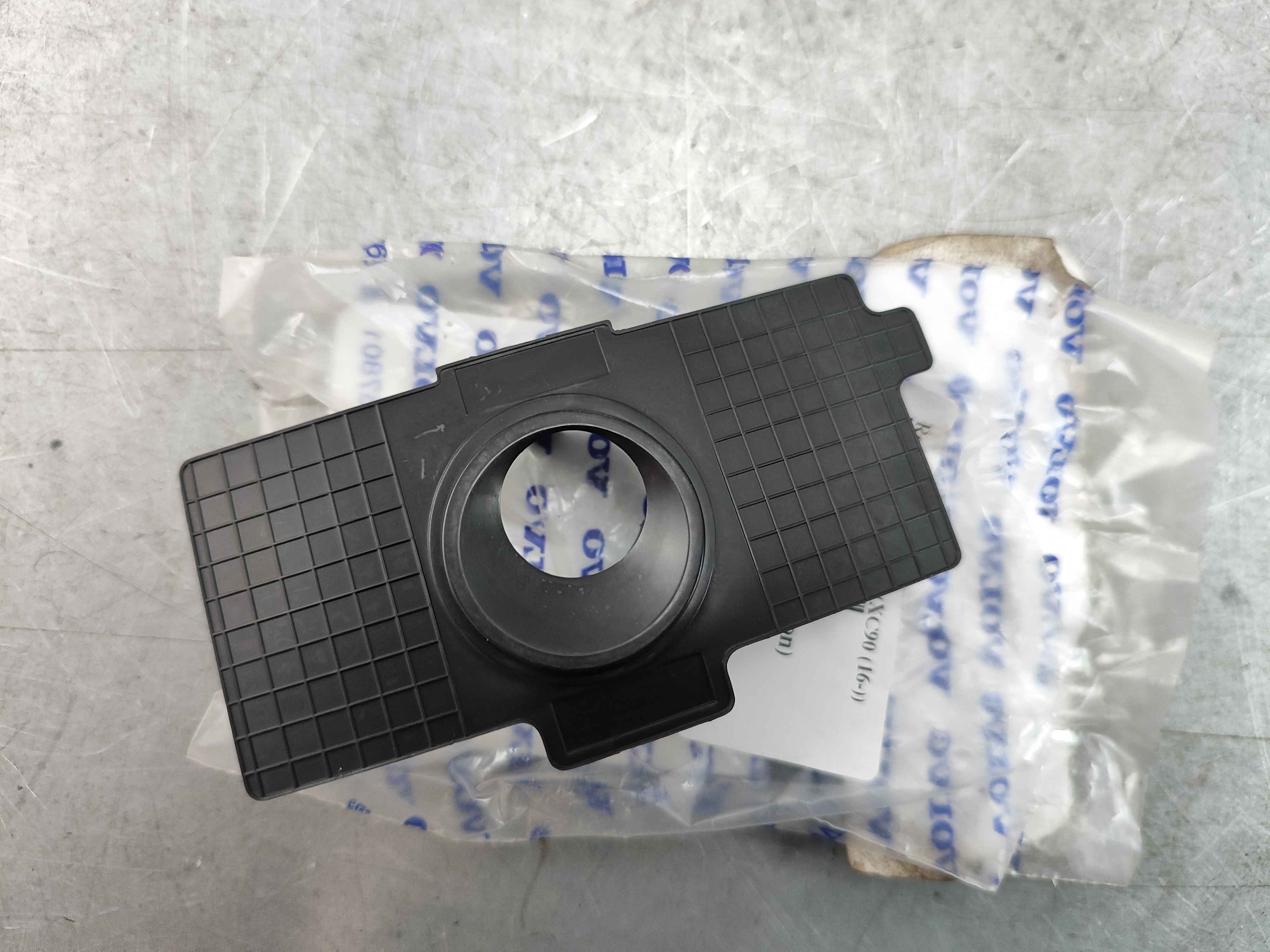 Retainer, right, outer (XC90 (16-))