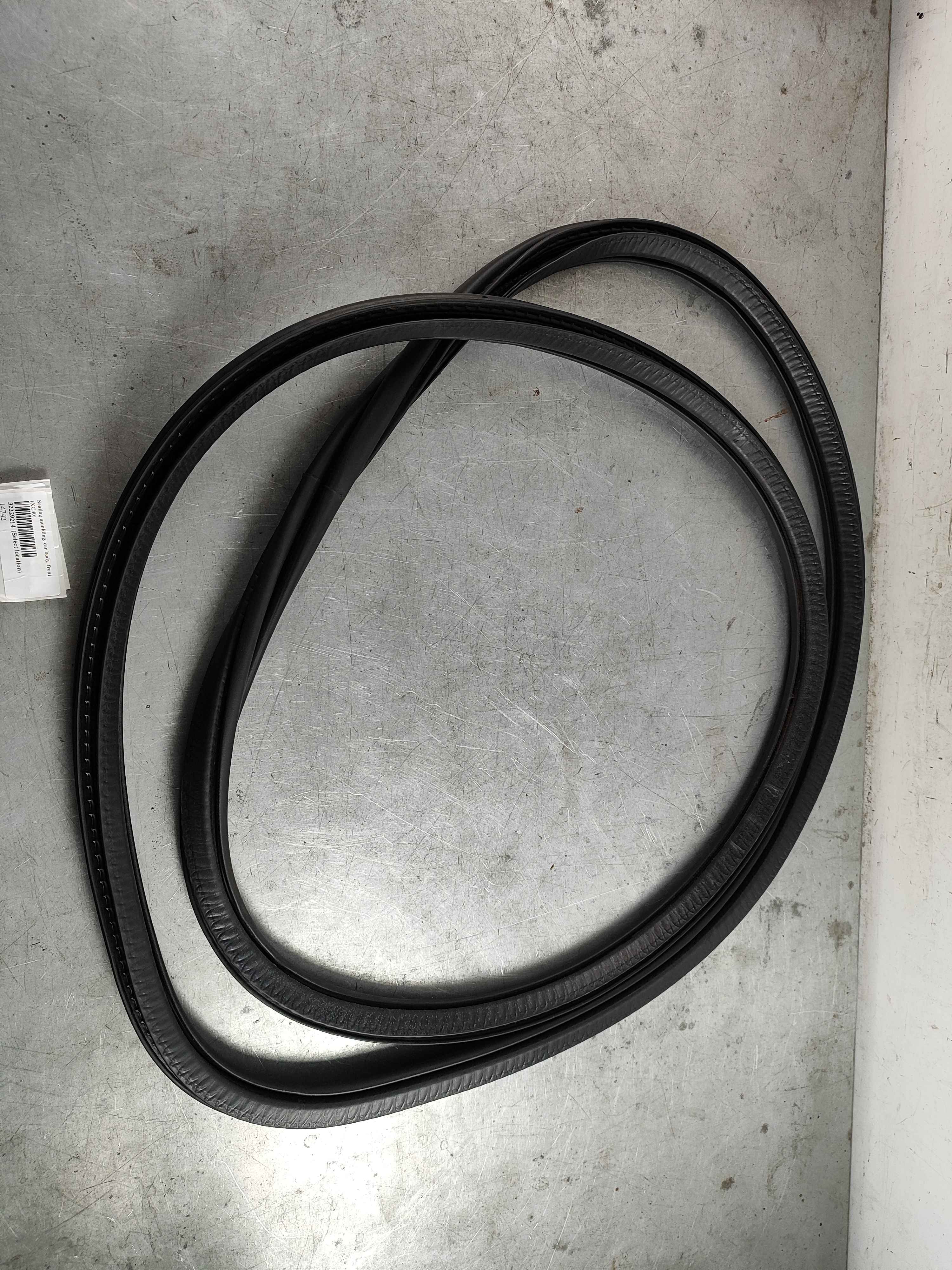 Sealing moulding, car body, front (XC40)