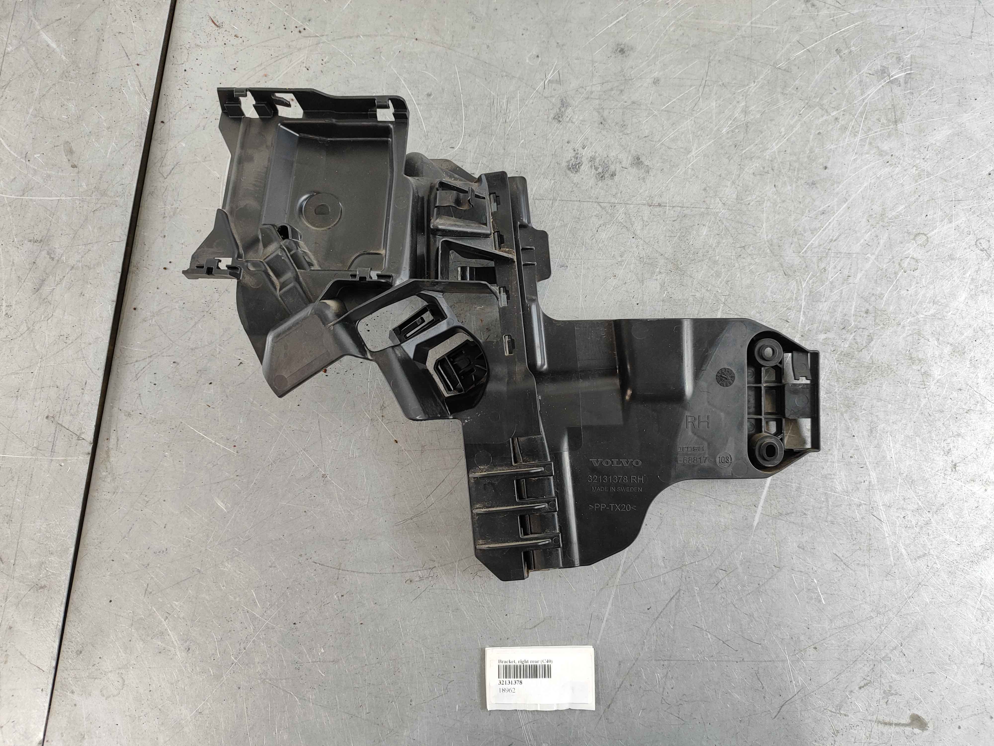 Bracket, right rear (C40)