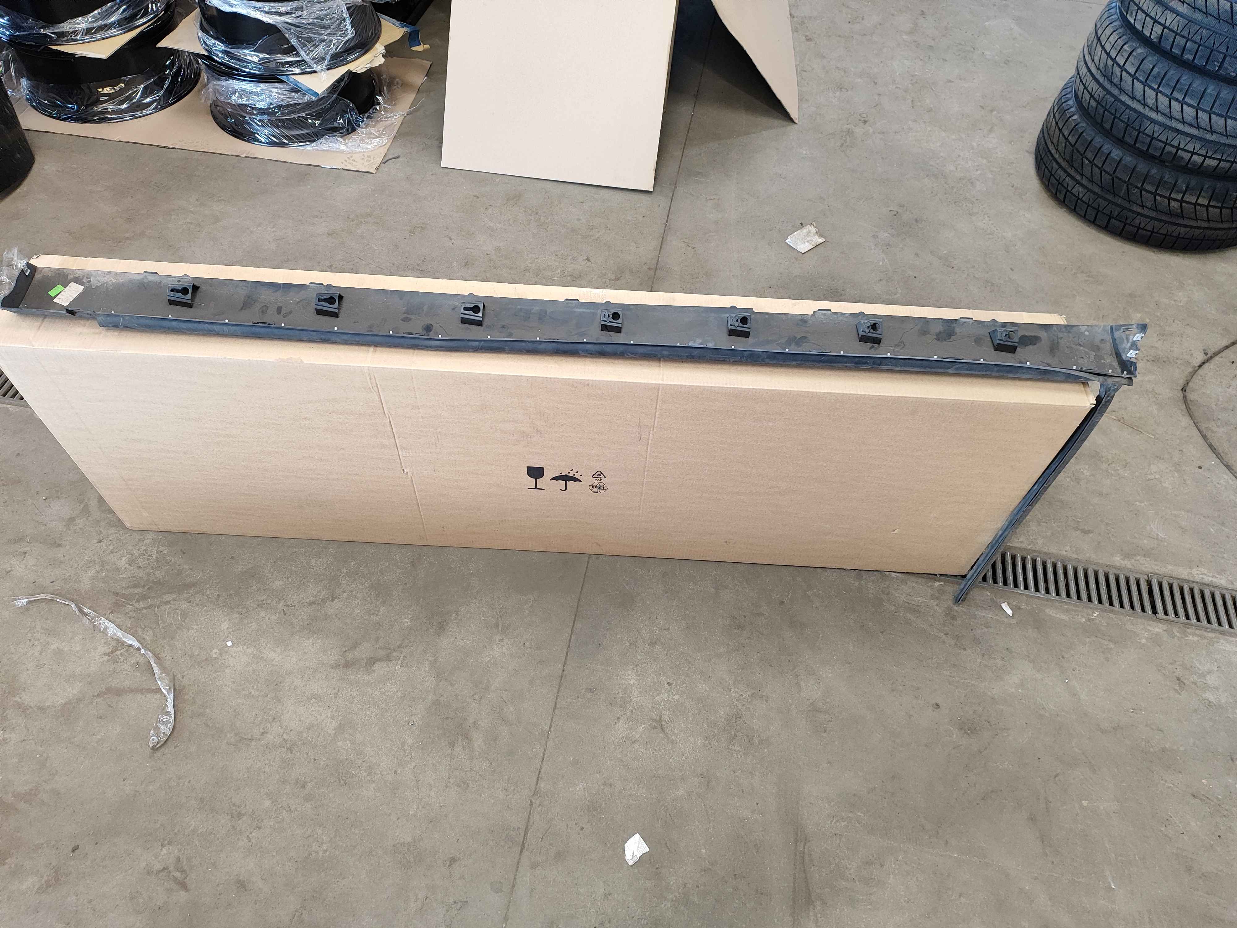 Dirt deflector moulding, left (XC60 (18-))