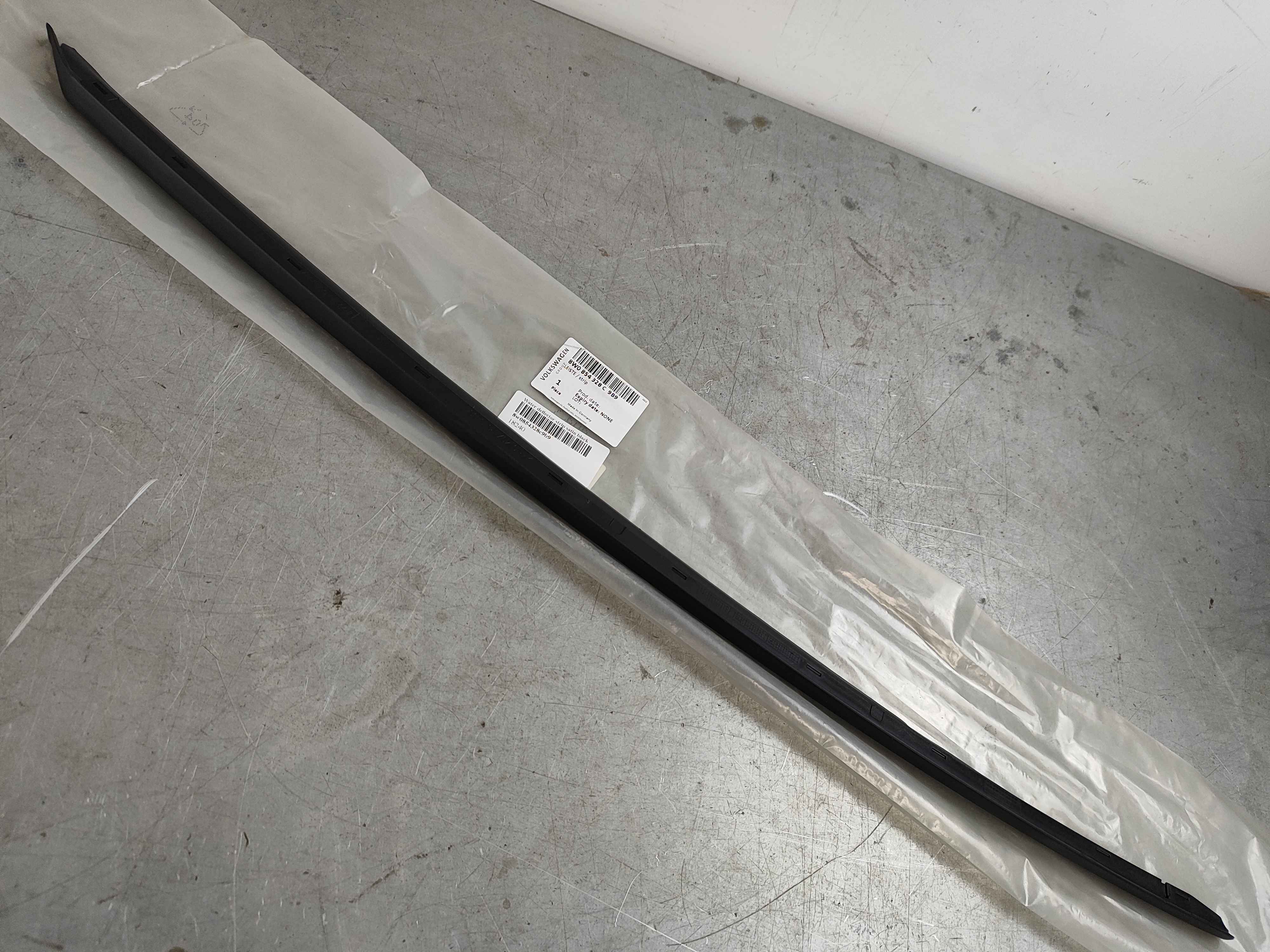 Water deflector strip satin black