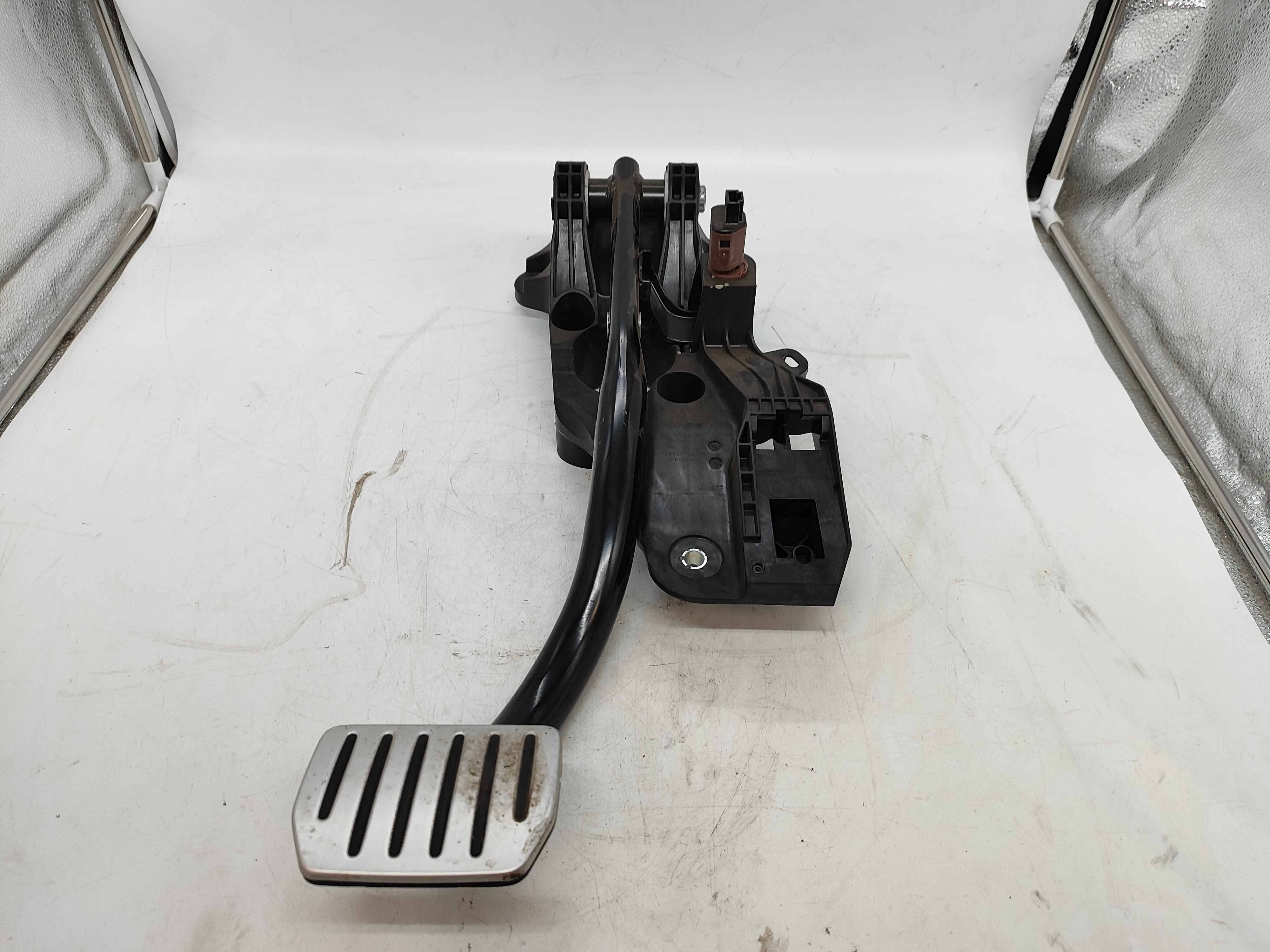 Tesla 118869151a