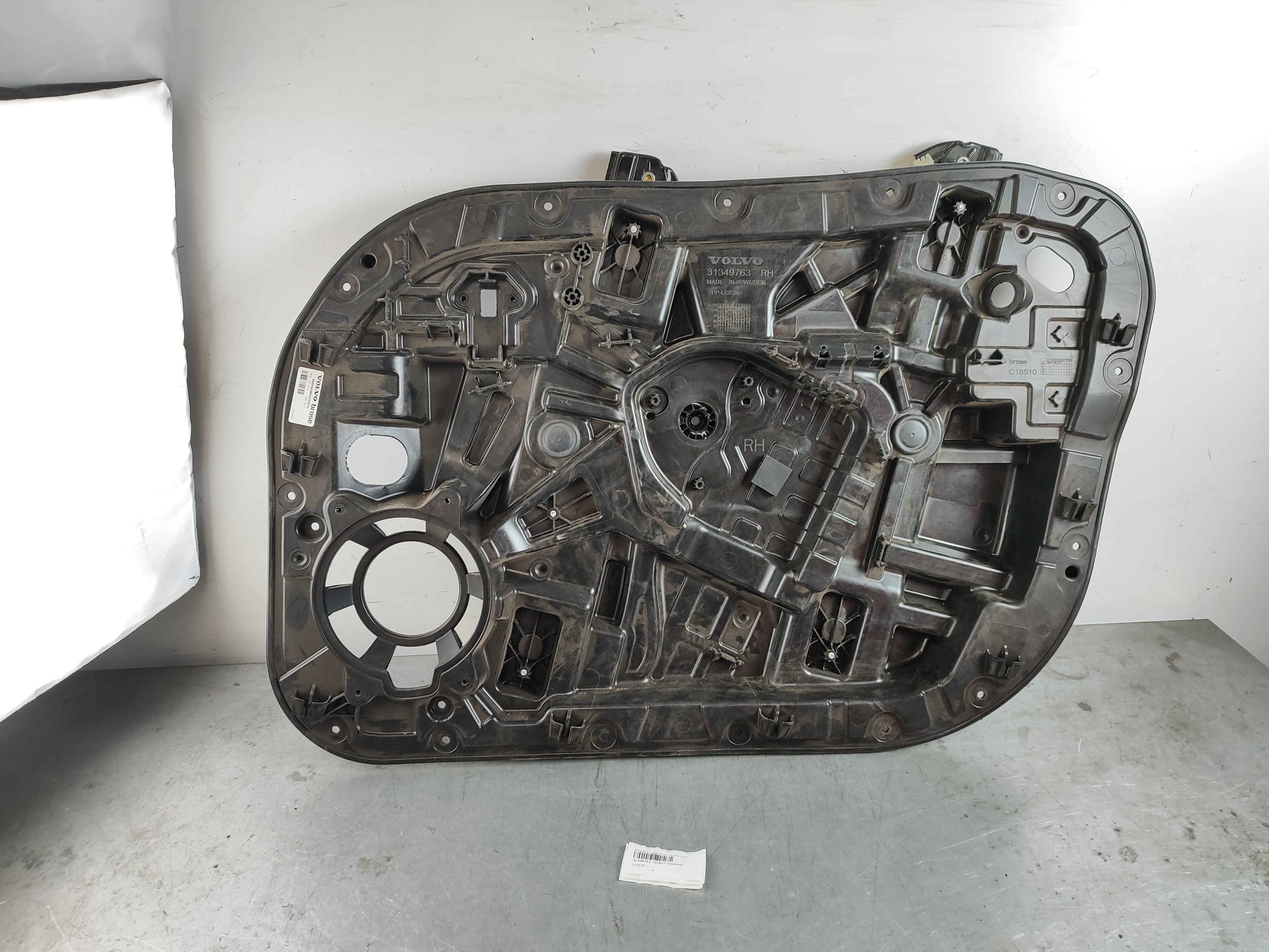 Retainer, right front (XC90 (16-))