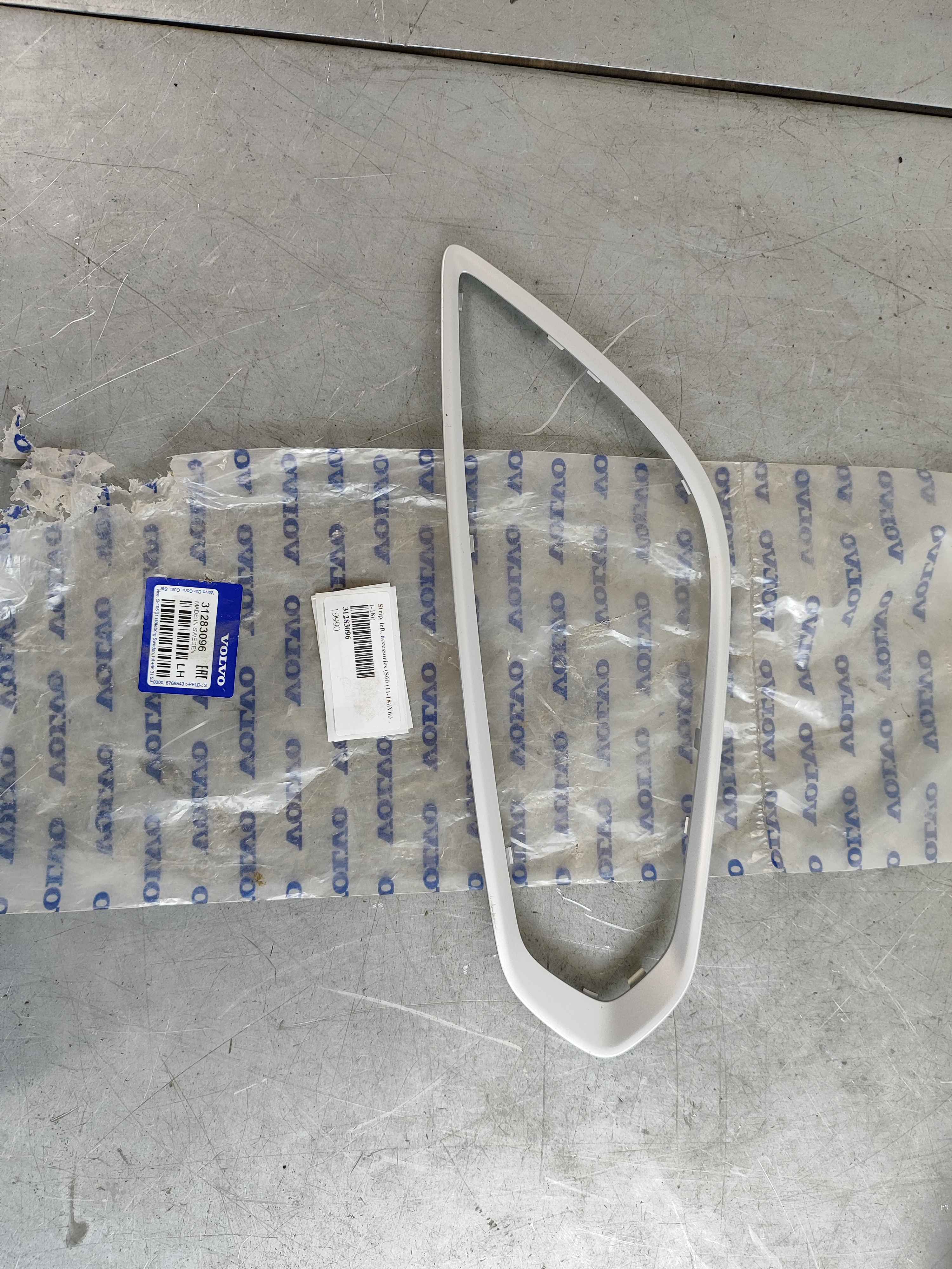 Strip, left, accessories (S60 (11-18)|V60 (-18))