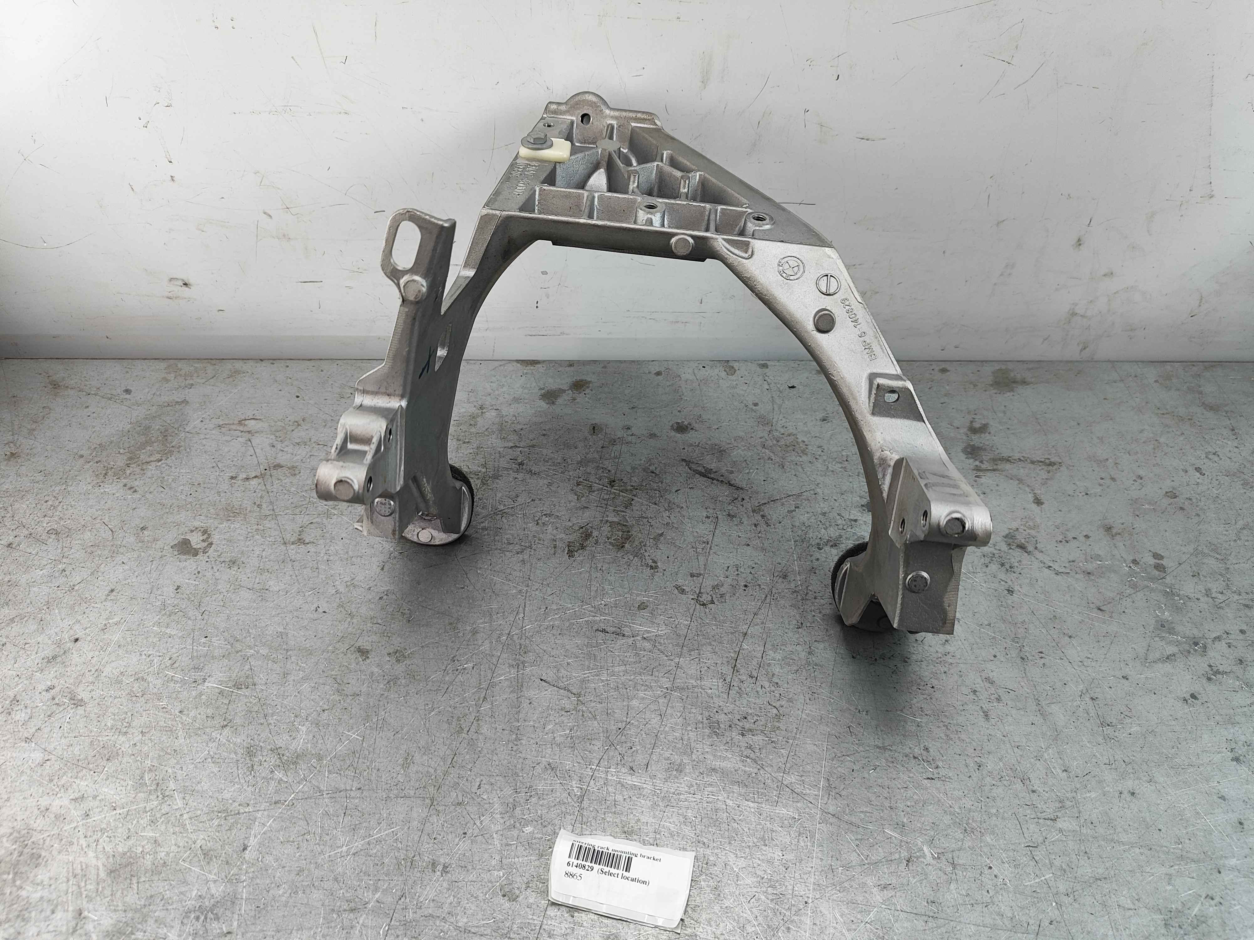 Steering rack mounting bracket
