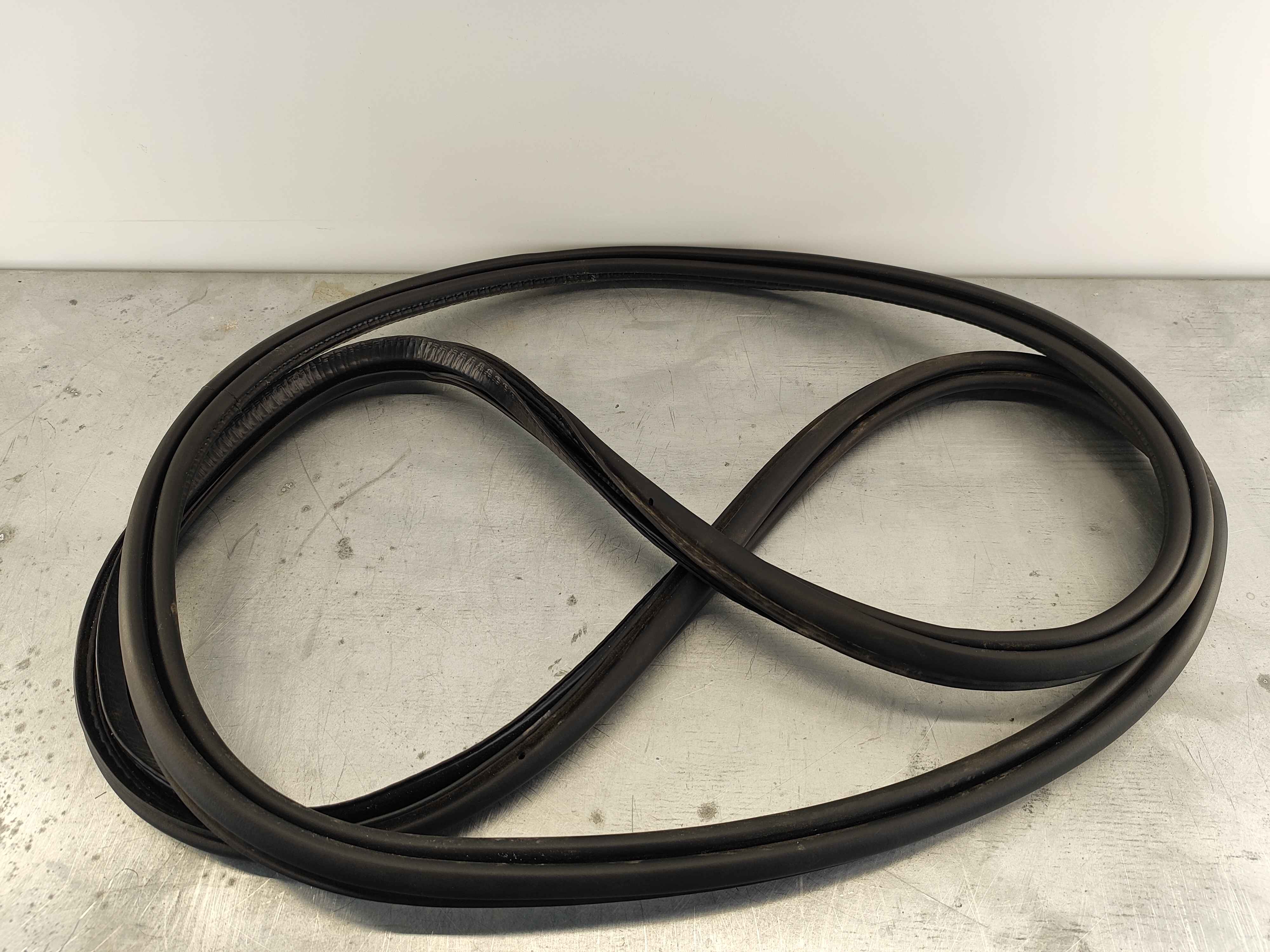 Sealing moulding car body Variant code: XE0D CH 423567- front