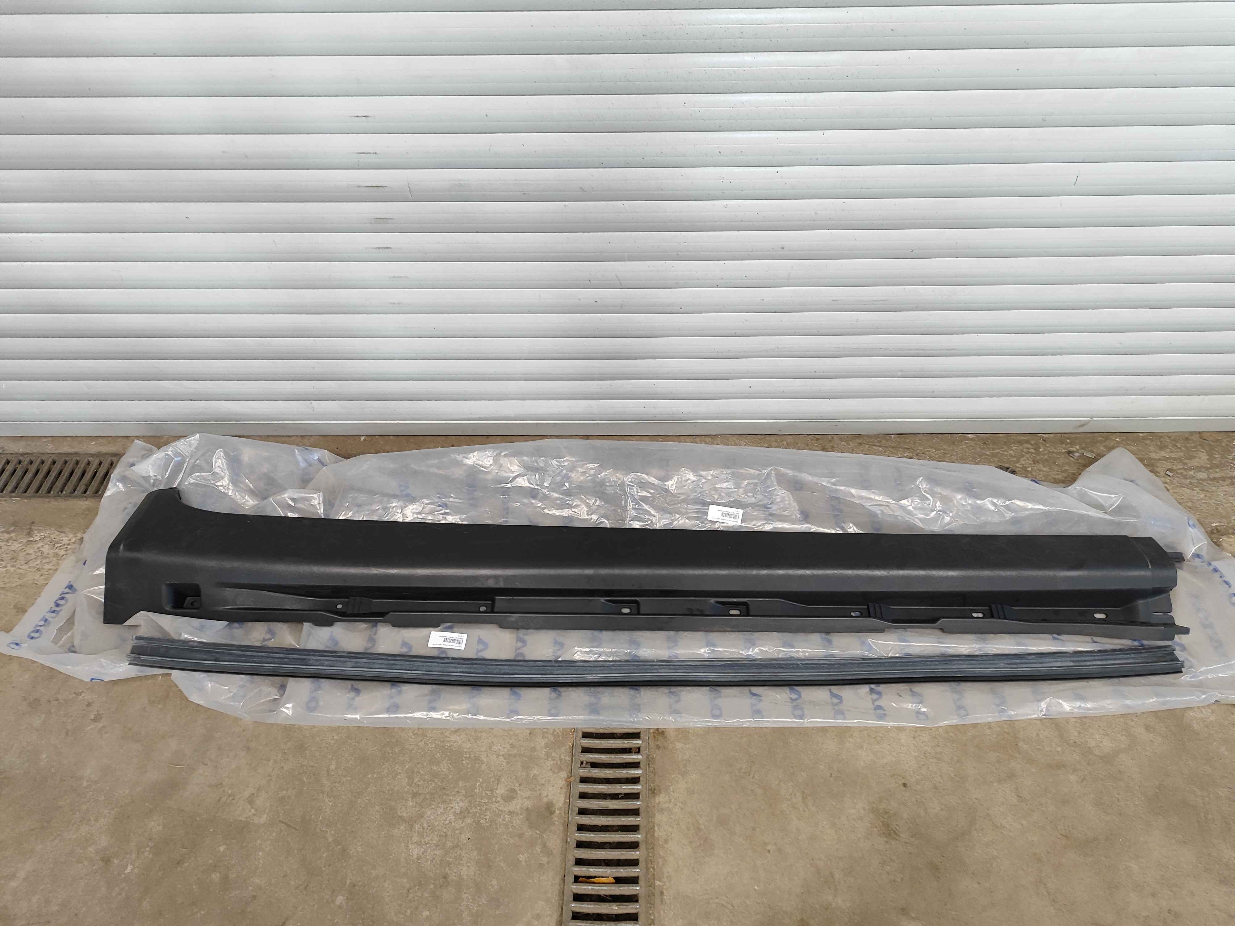 Dirt deflector moulding, right (XC90 (03-))