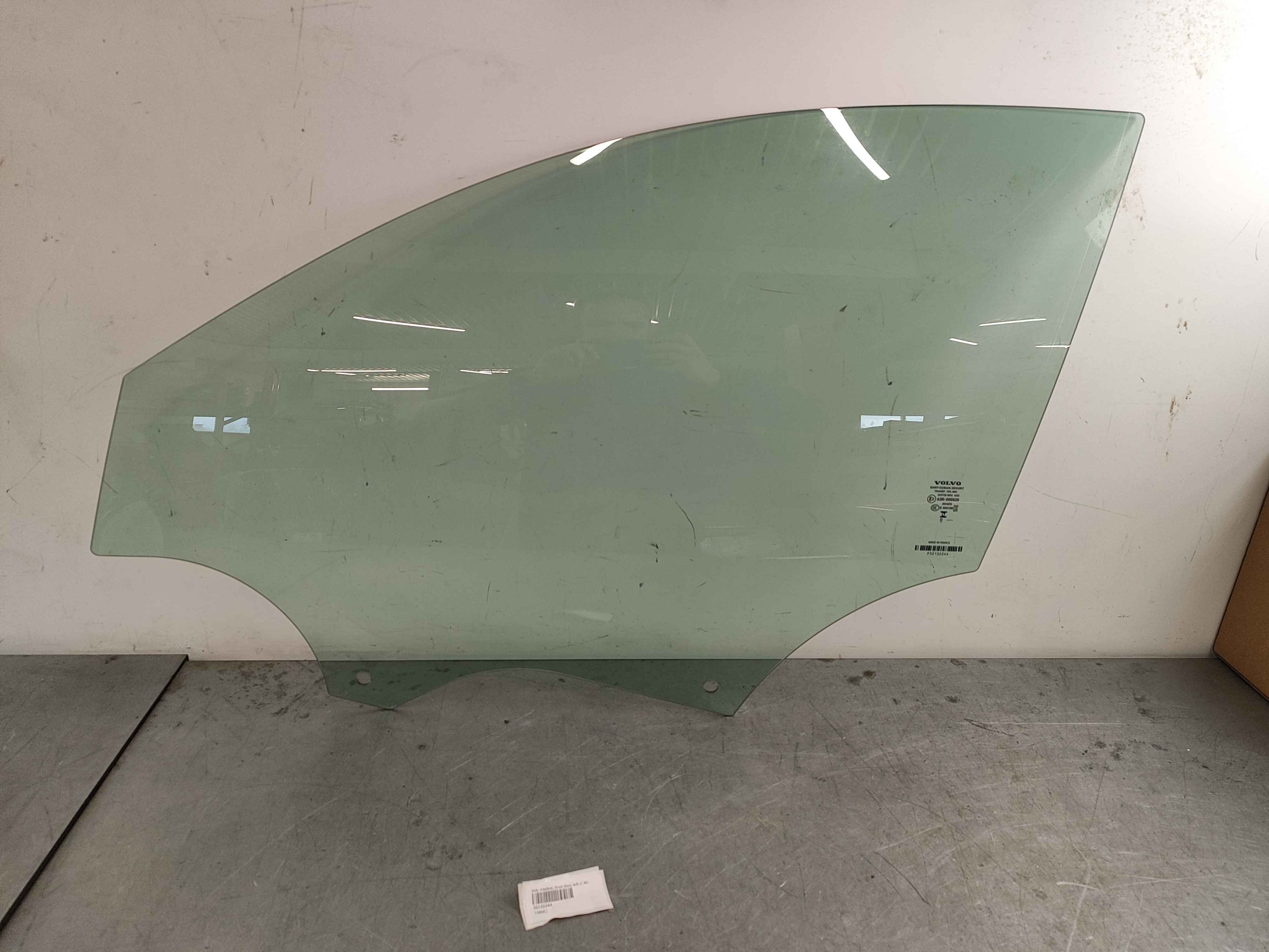 Side window, front door, left (C40)