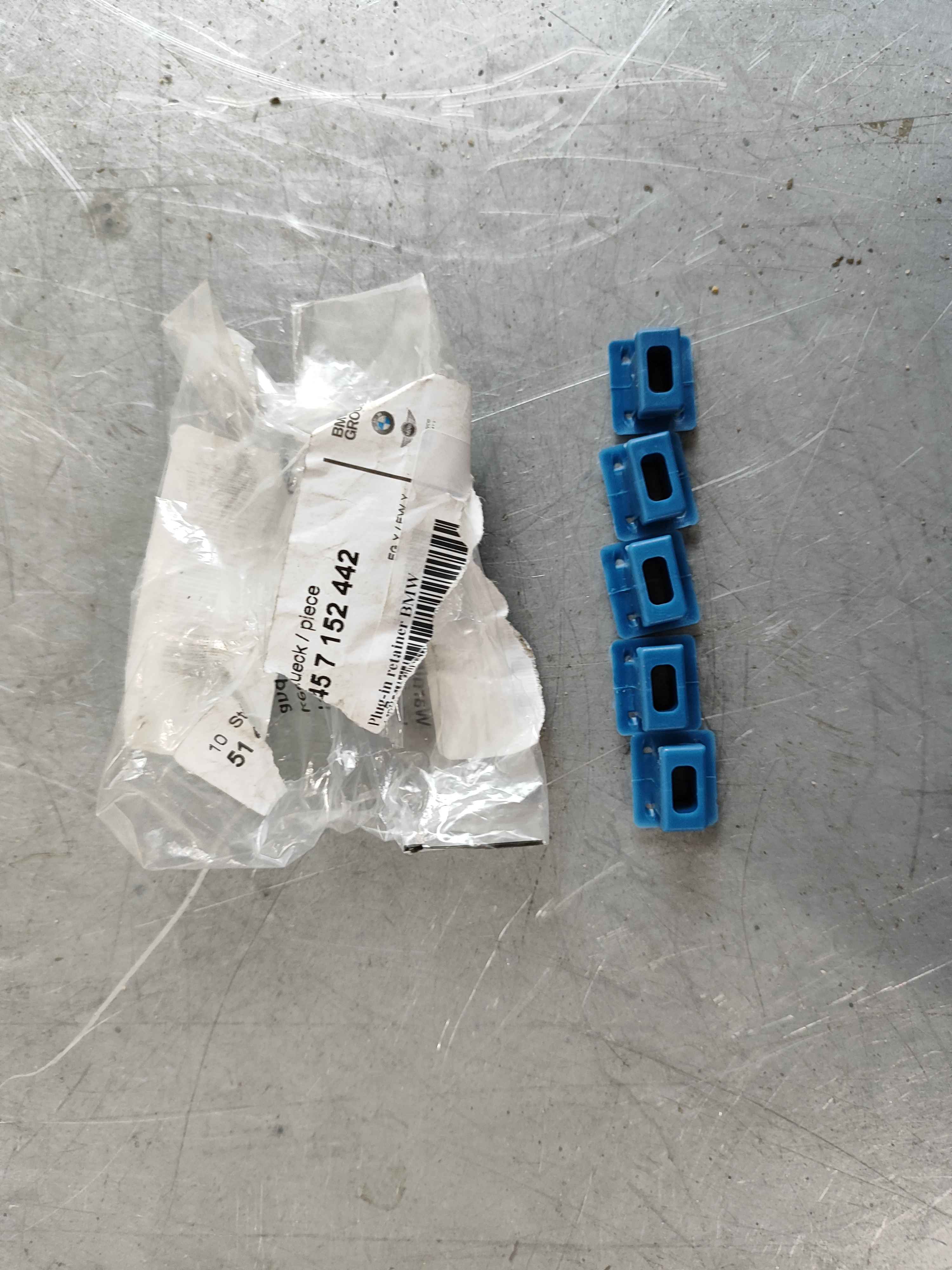 Plug-in retainer BMW