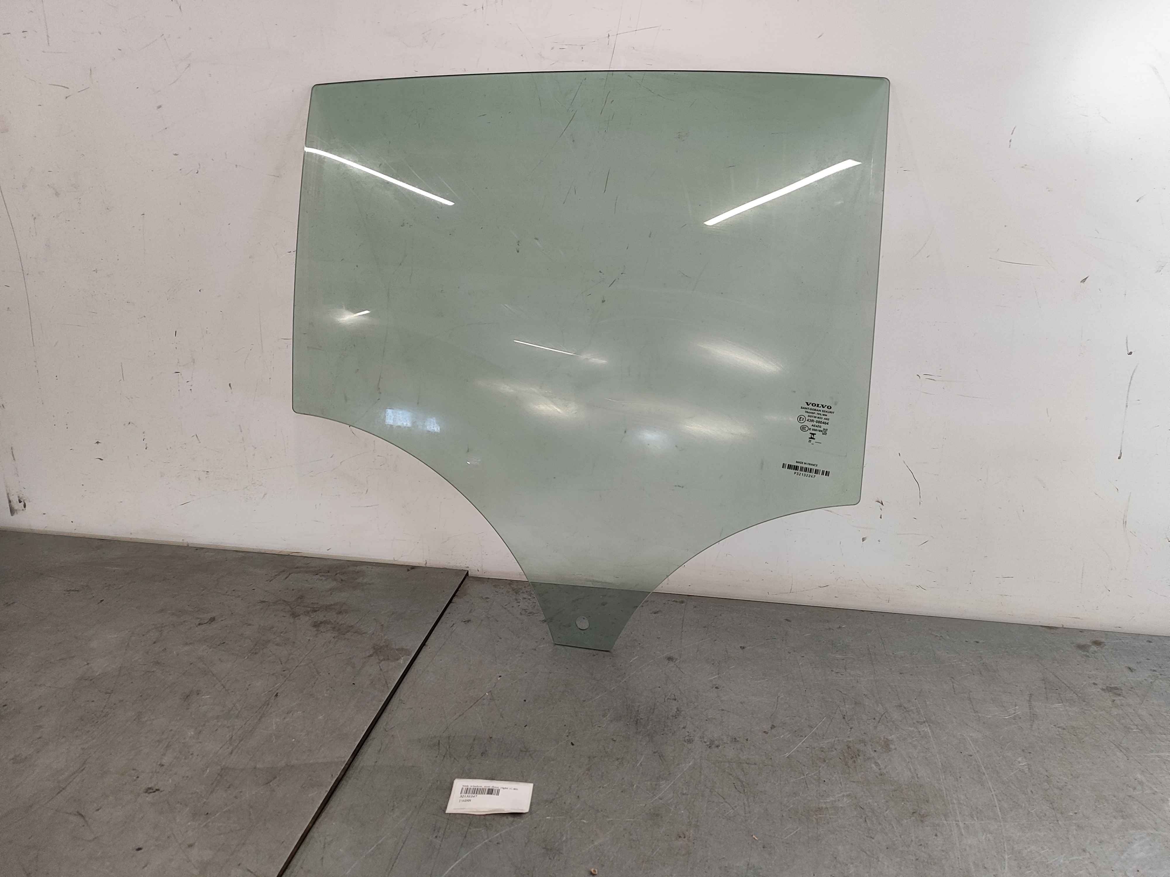 Side window, rear door, right (C40)