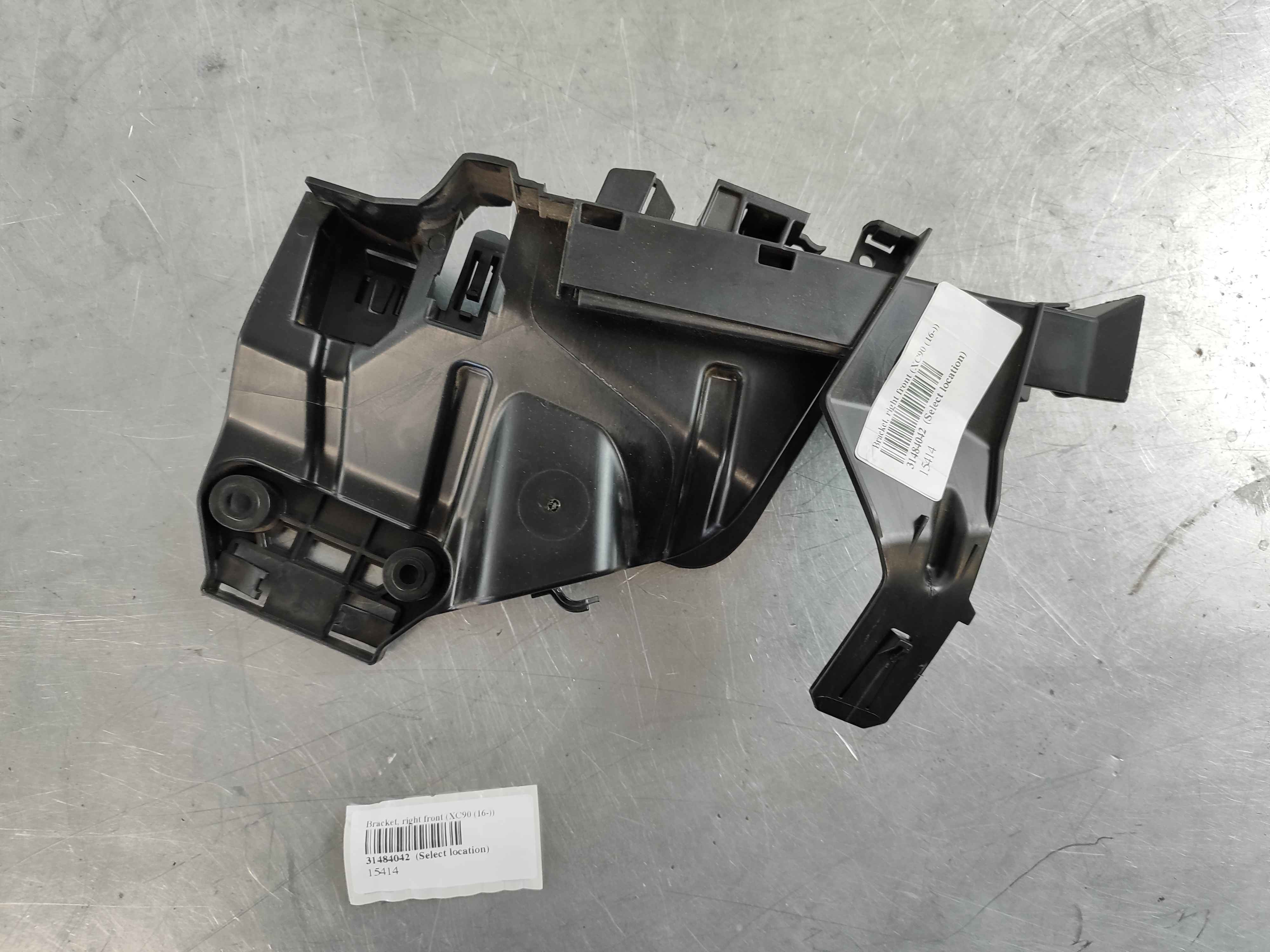 Bracket, right front (XC90 (16-))