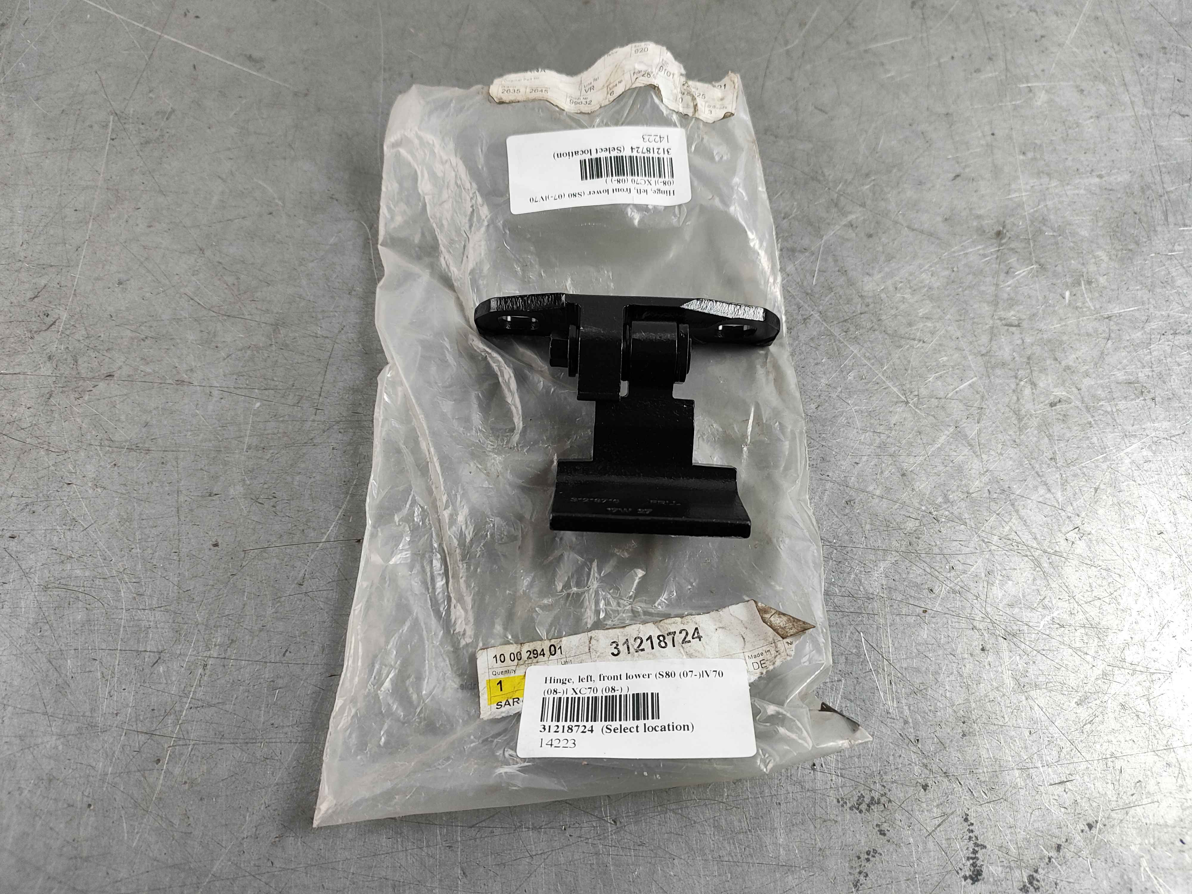 Hinge, left, front lower (S80 (07-)|V70 (08-)| XC70 (08-) )