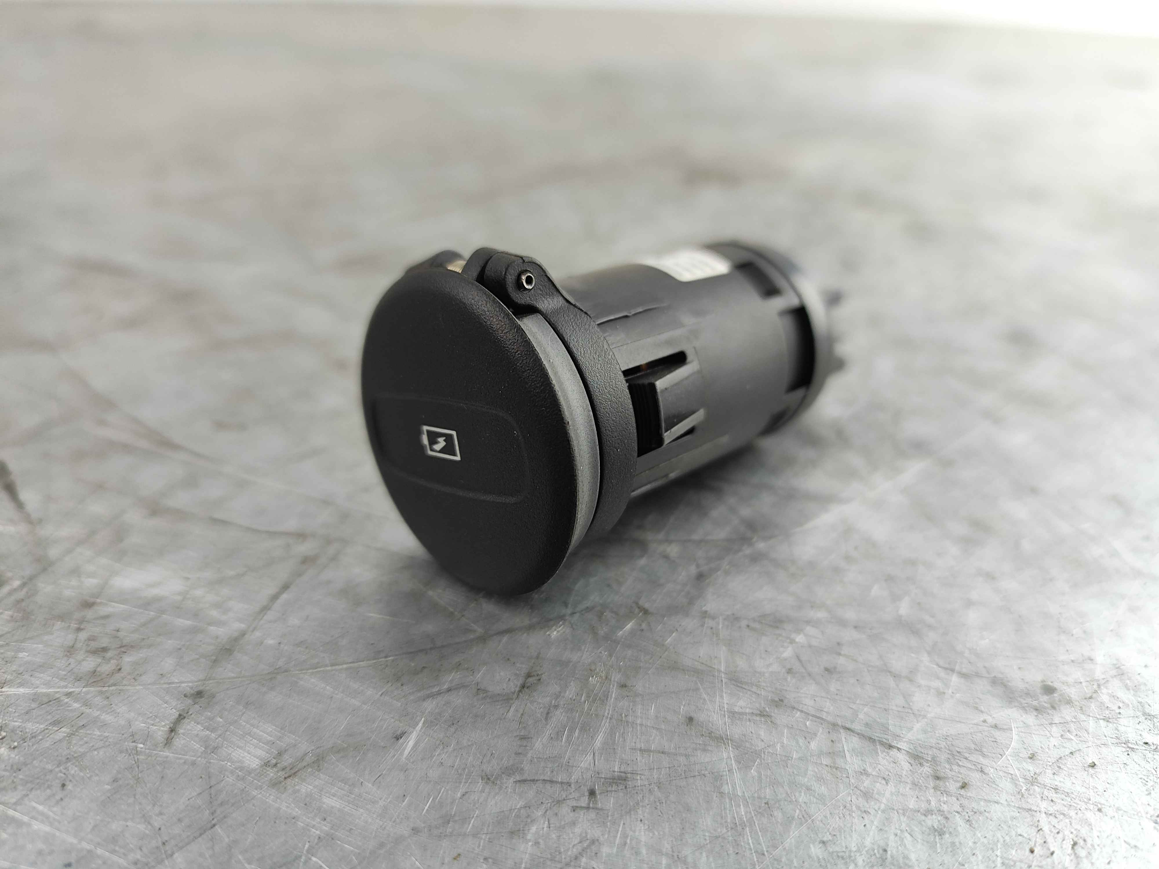 Usb connection rear Variant code: ED01 or ED02