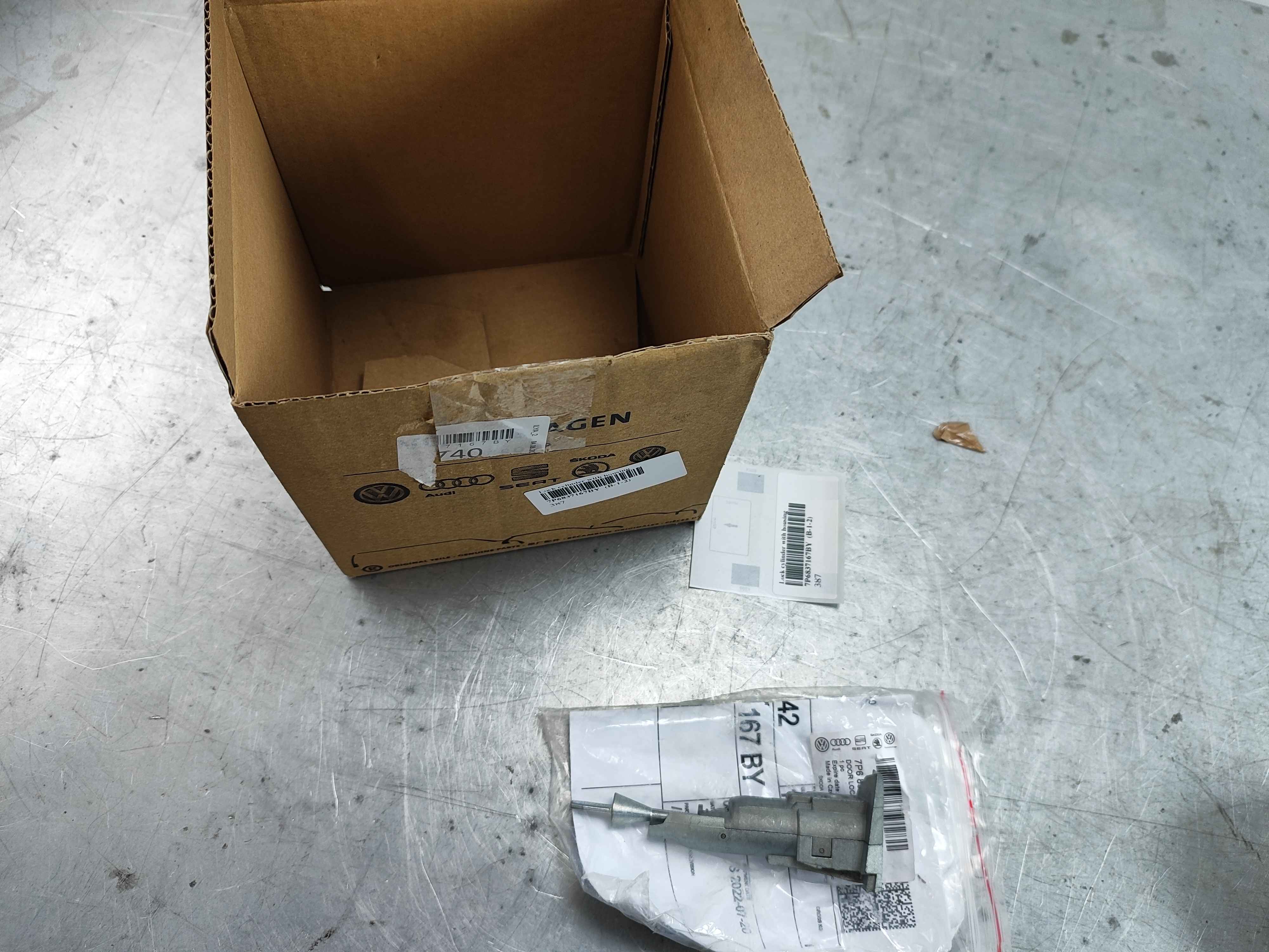 Lock cylinder with housing