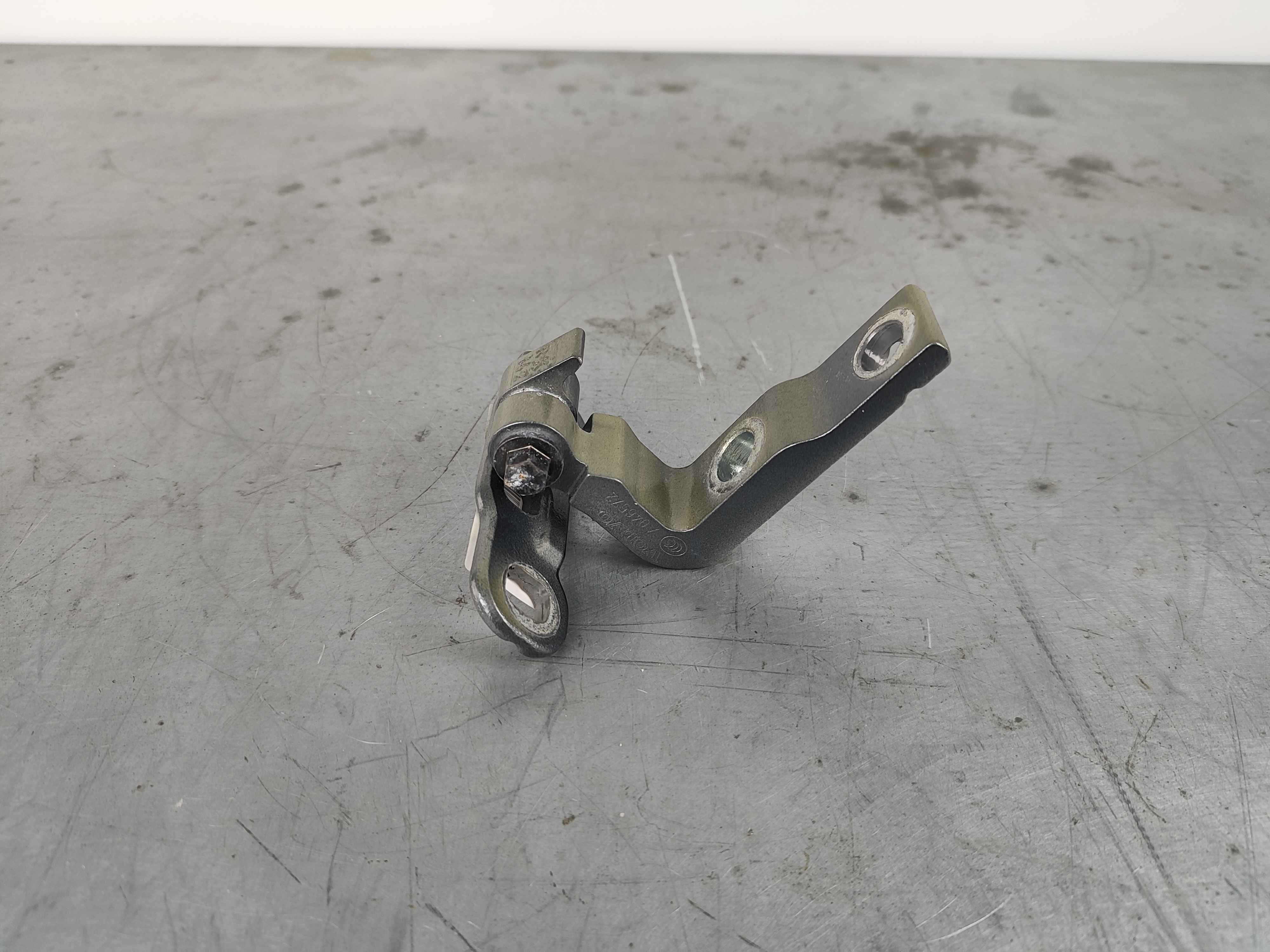 Hinge upper right front