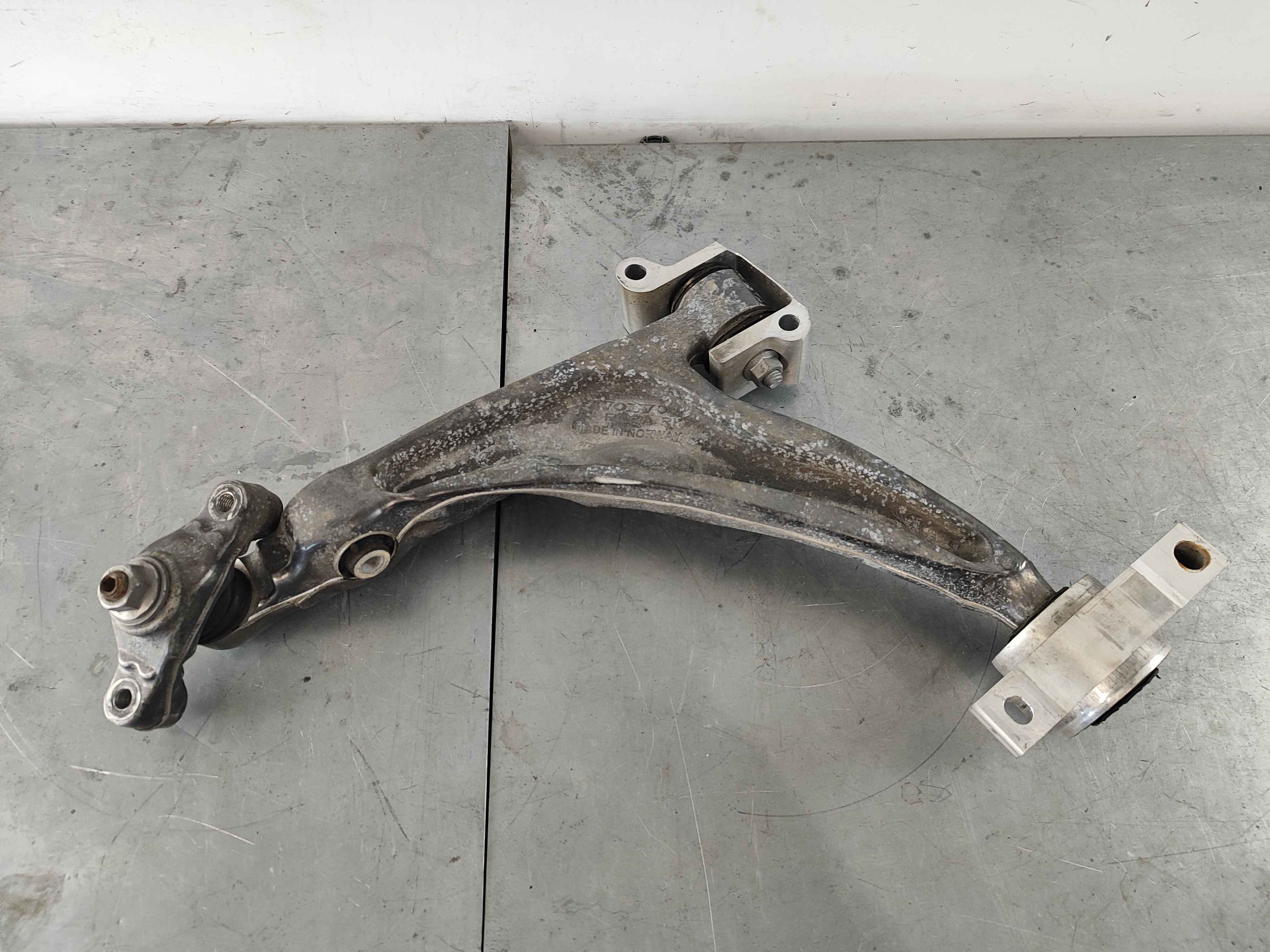 Control arm, lower, left (XC60 (18-)|V90 Cross C.|XC90 (16-)|V60 Cross C. (19-) )