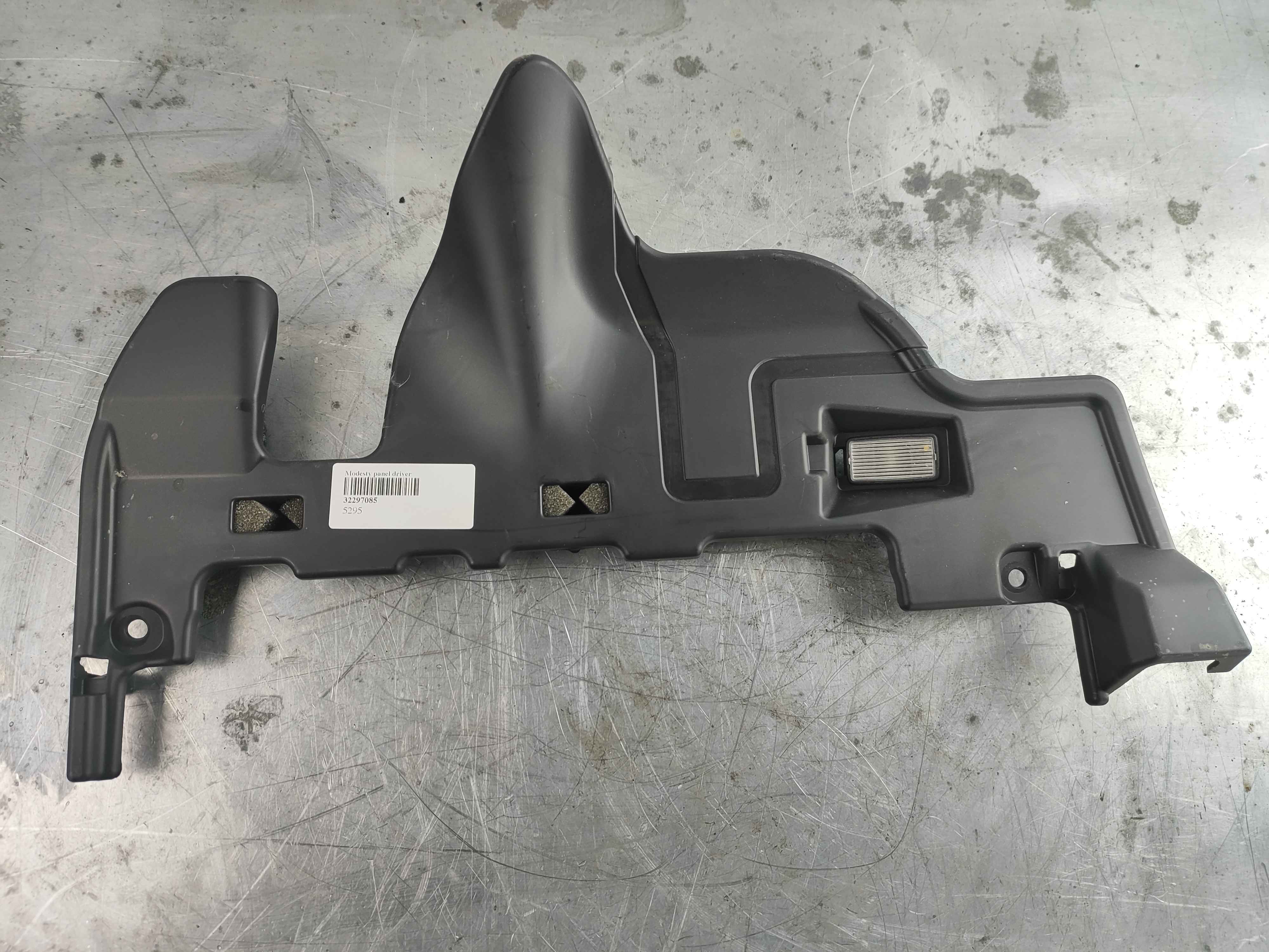 Modesty panel driver’s side FC 21; CH 410174- FC 36; CH 412426- Variant code: DF02 and EQ02.