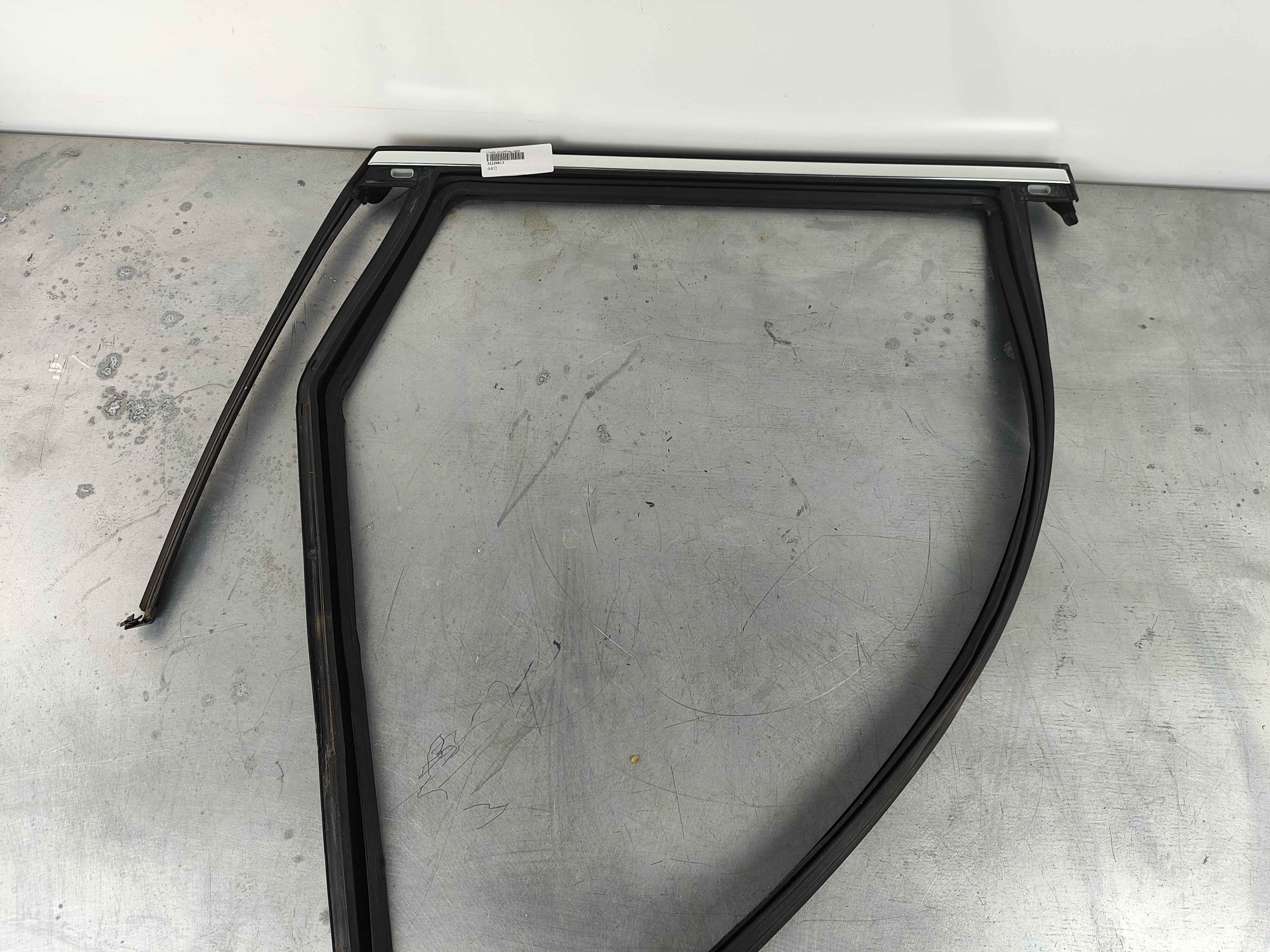 Guide moulding right Variant code: TM02 and XE0D rear