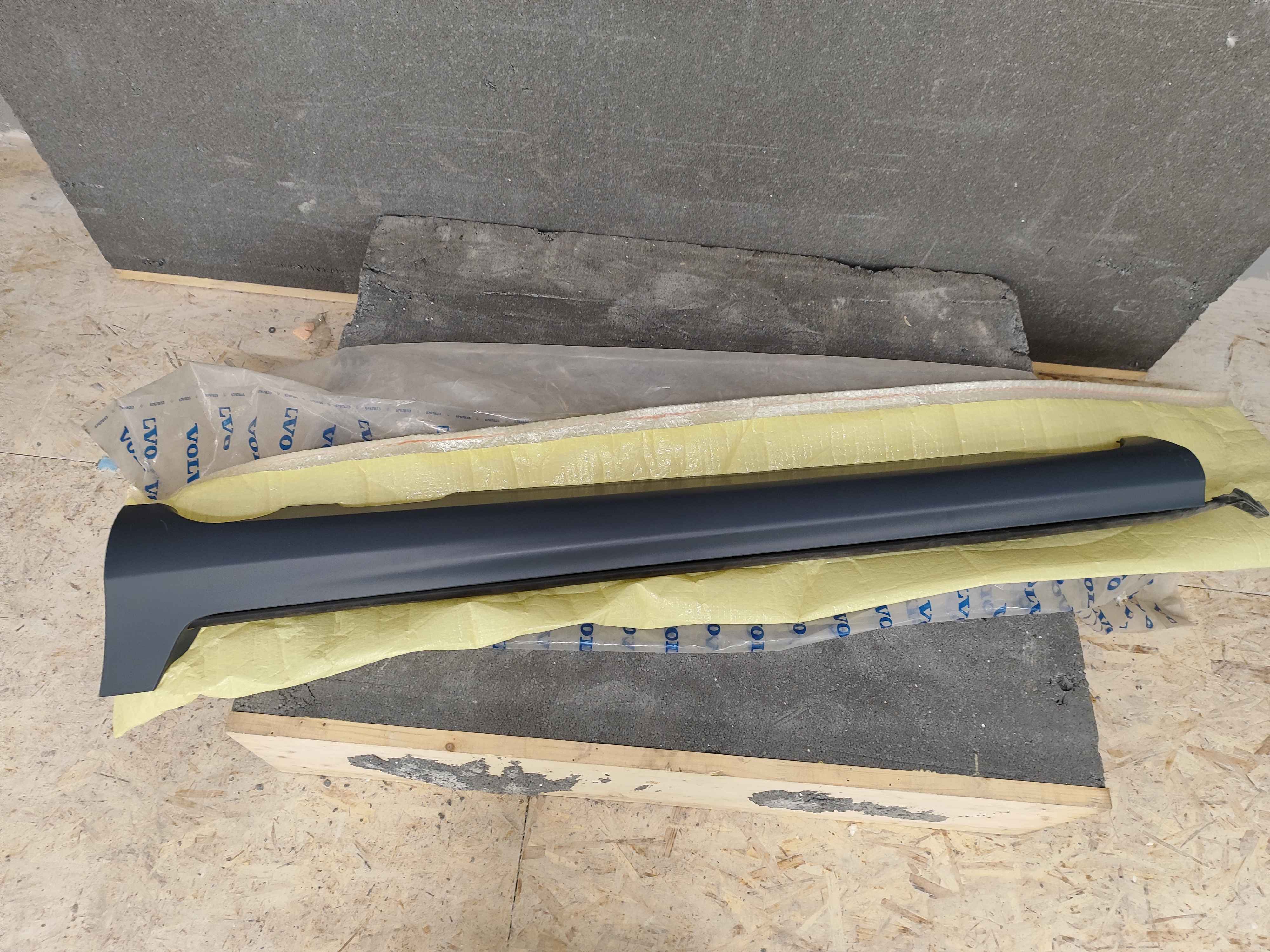 Dirt deflector moulding, left, primed (XC60 (-17))