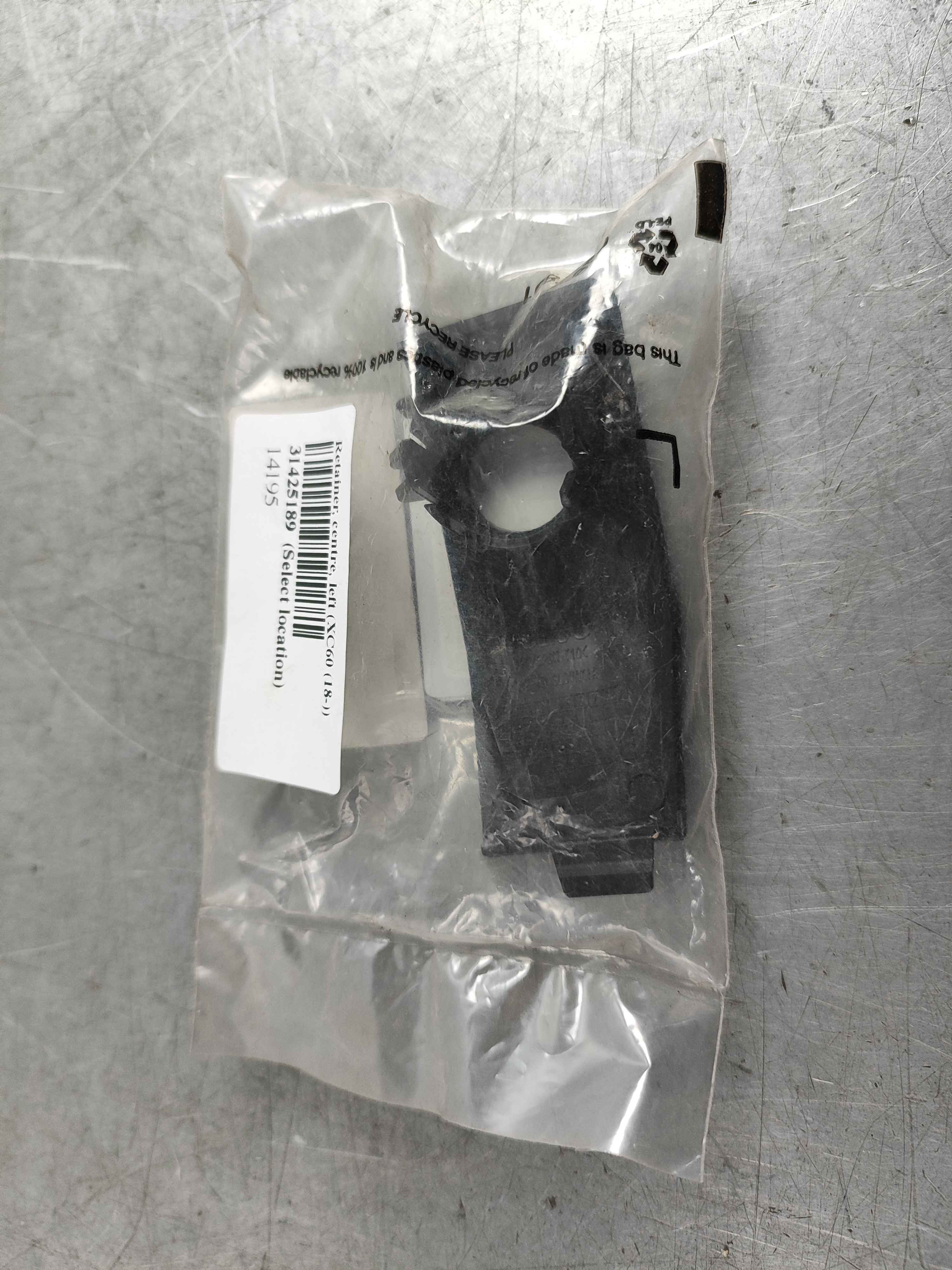 Retainer, centre, left (XC60 (18-))