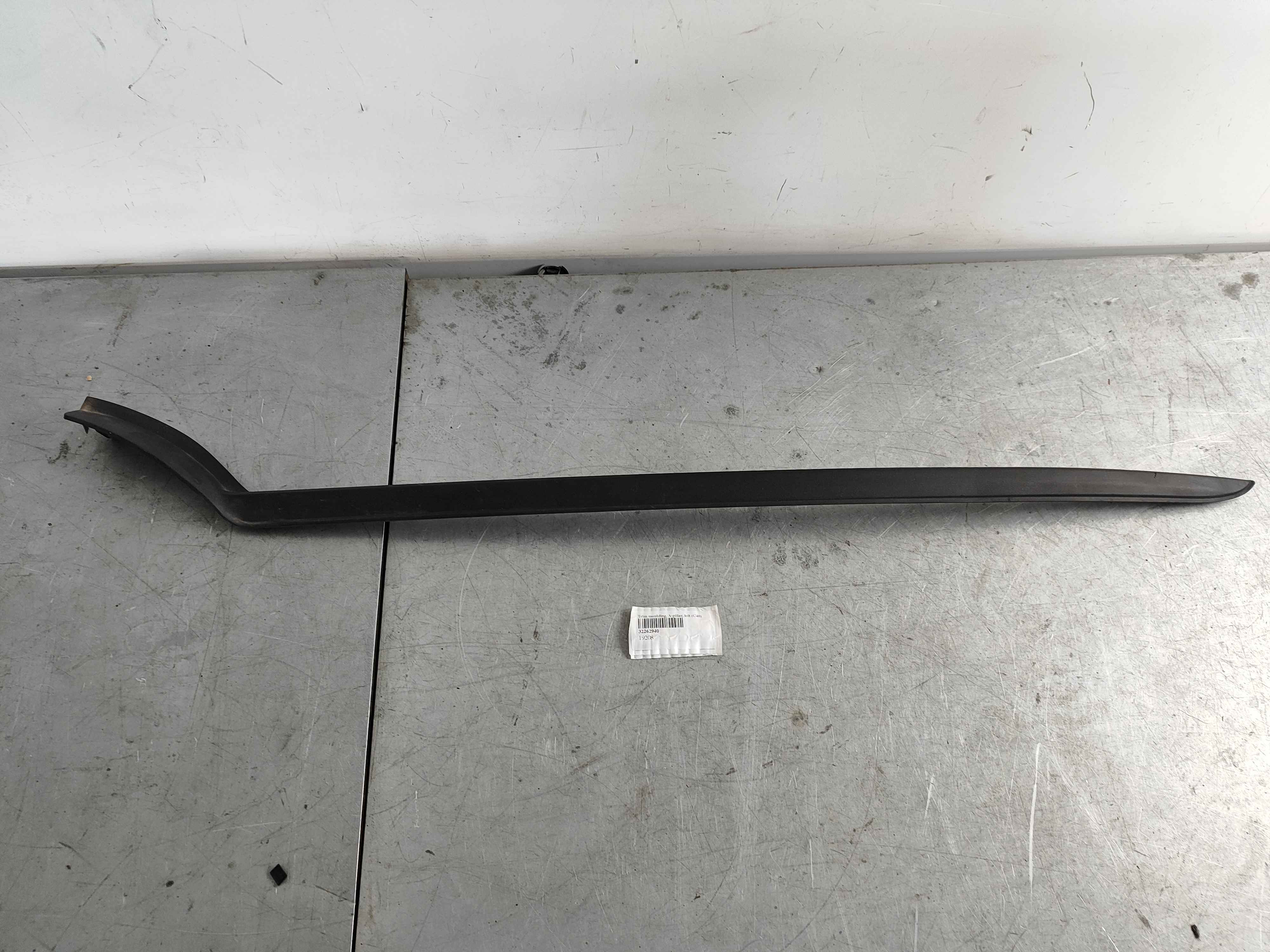 Trim moulding, A-pillar, left (C40)