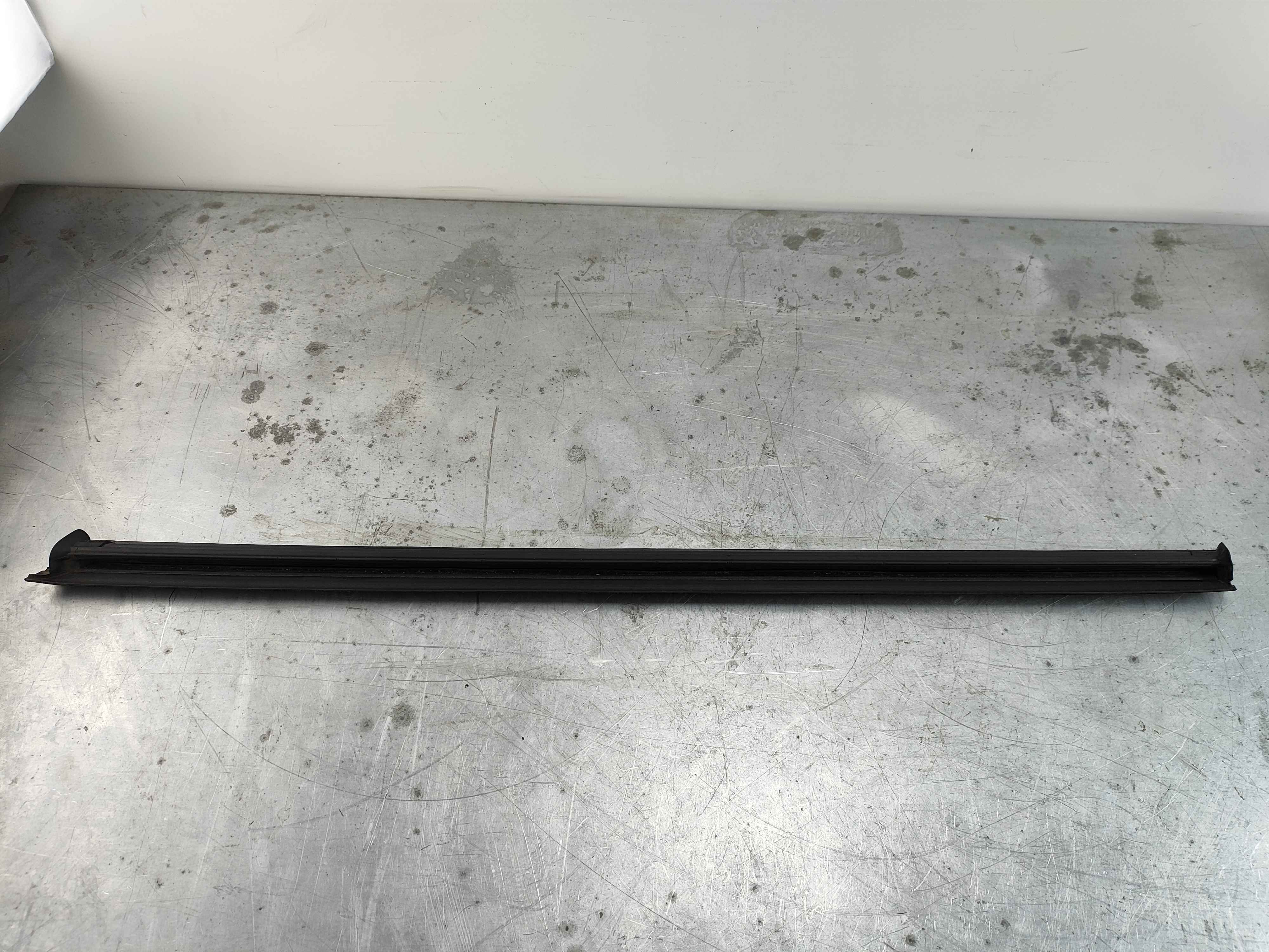 Weatherstrip inner front Variant code: XE0D right