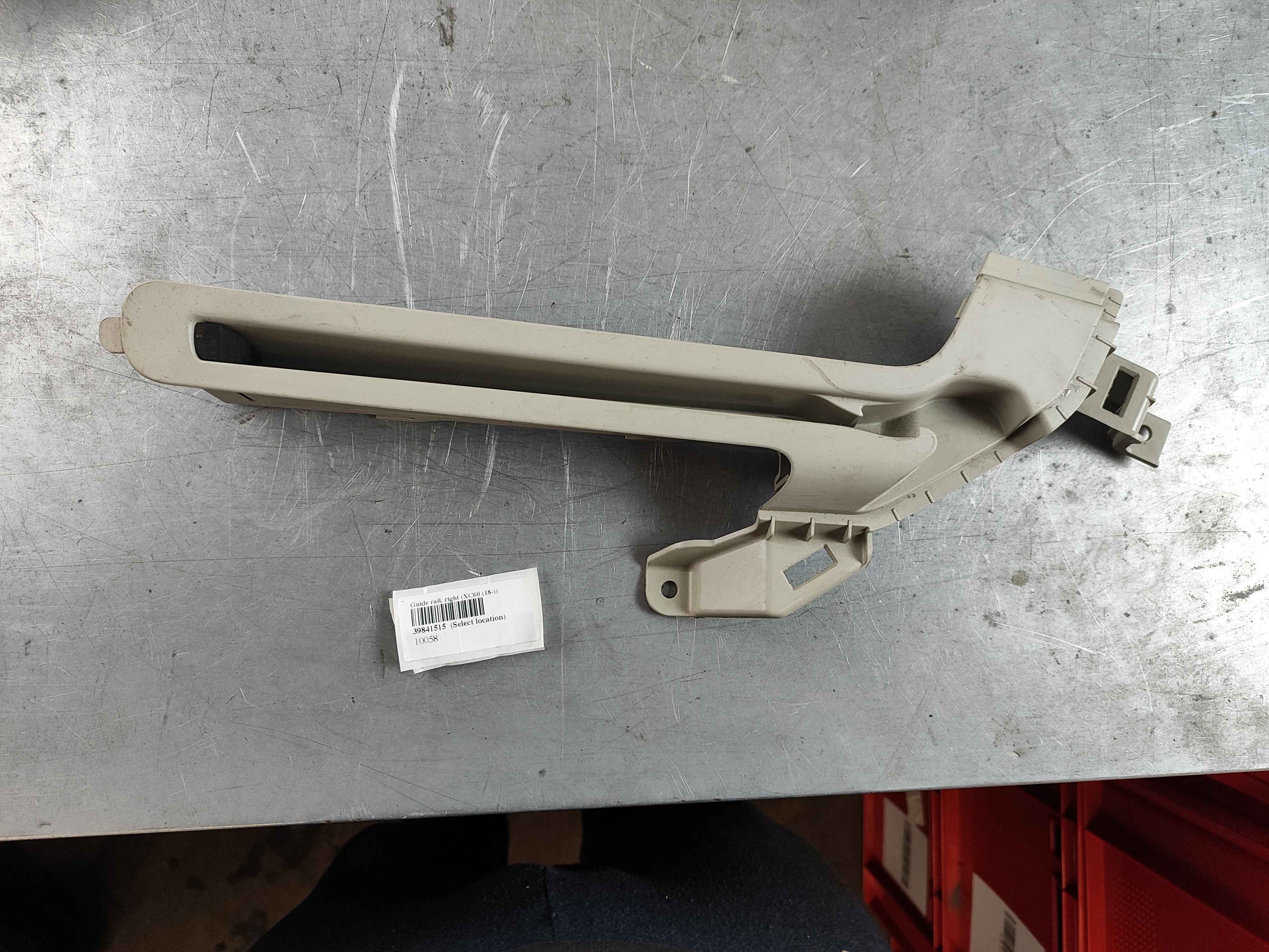 Guide rail, right (XC60 (18-))