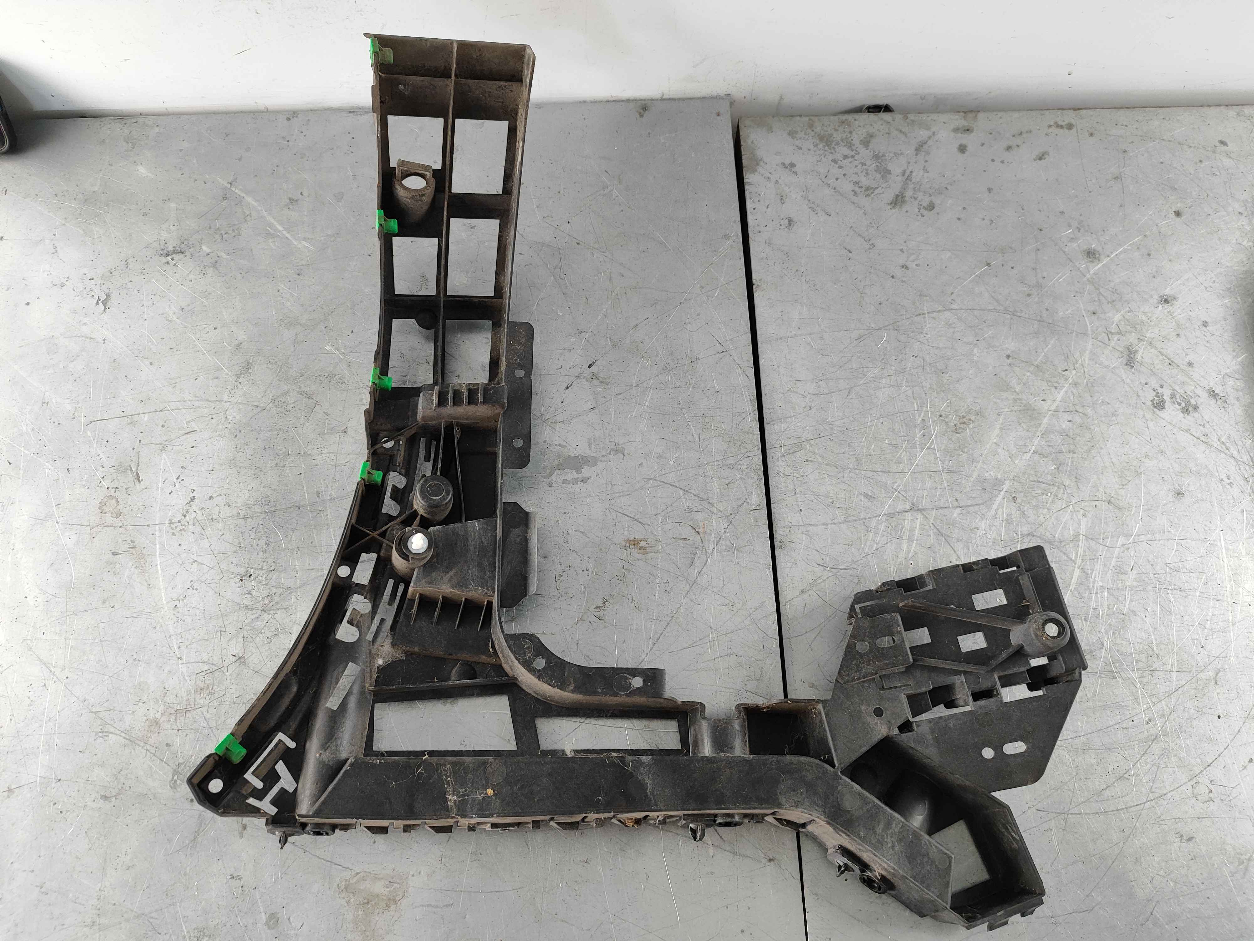 Bracket, left (XC90 (16-))