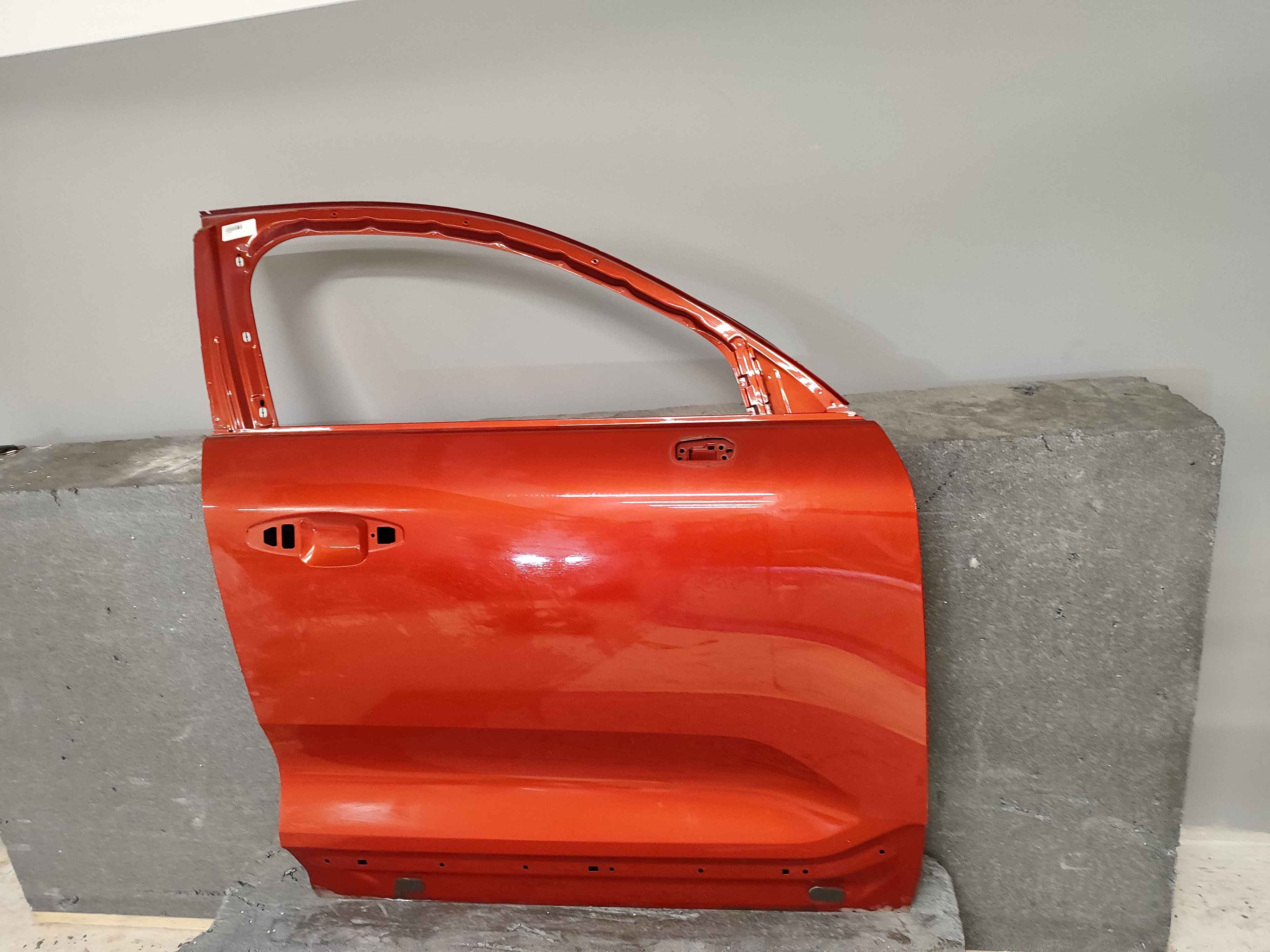 Front door, right (C40)