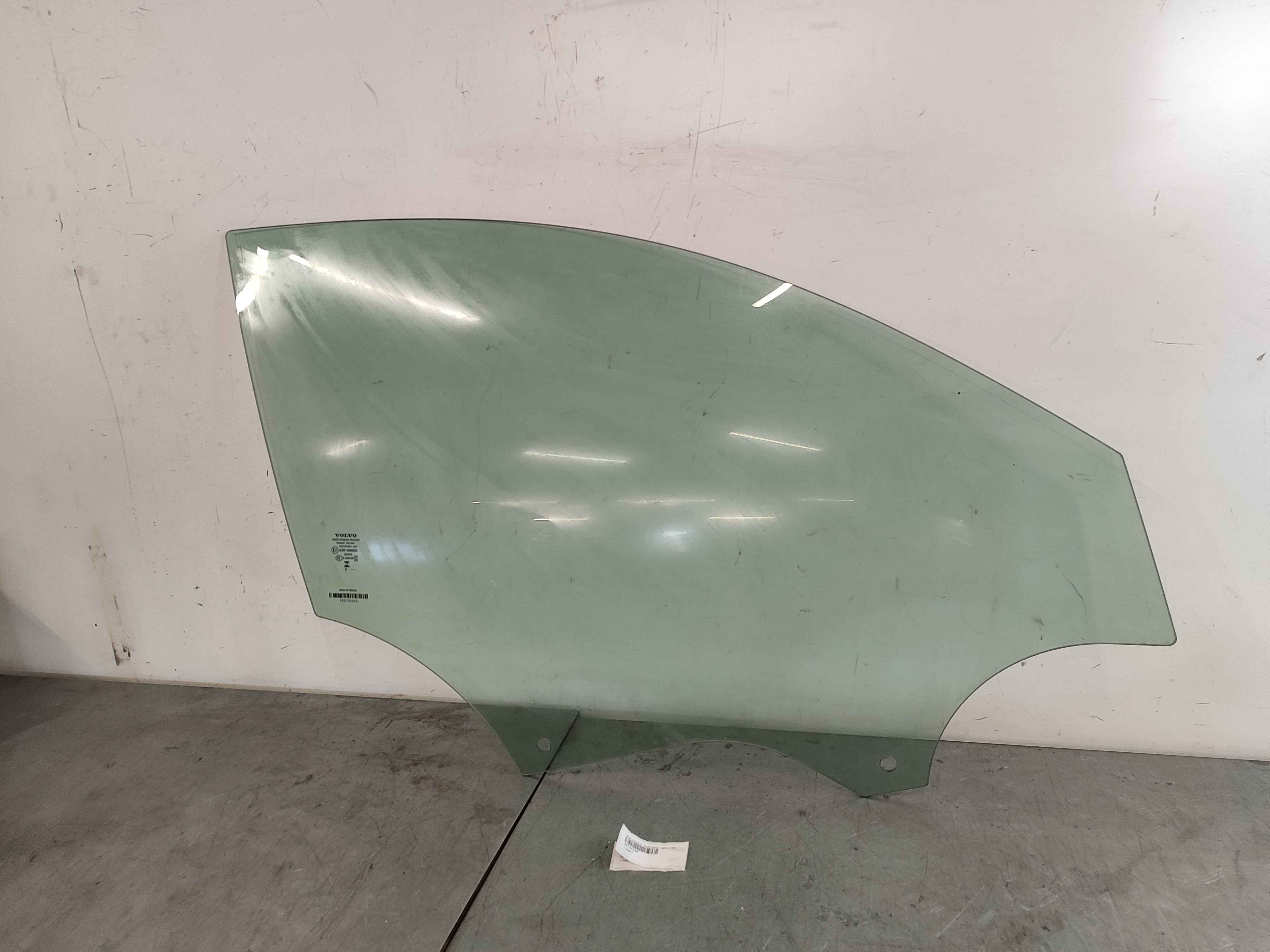 Side window, front door, right (C40)