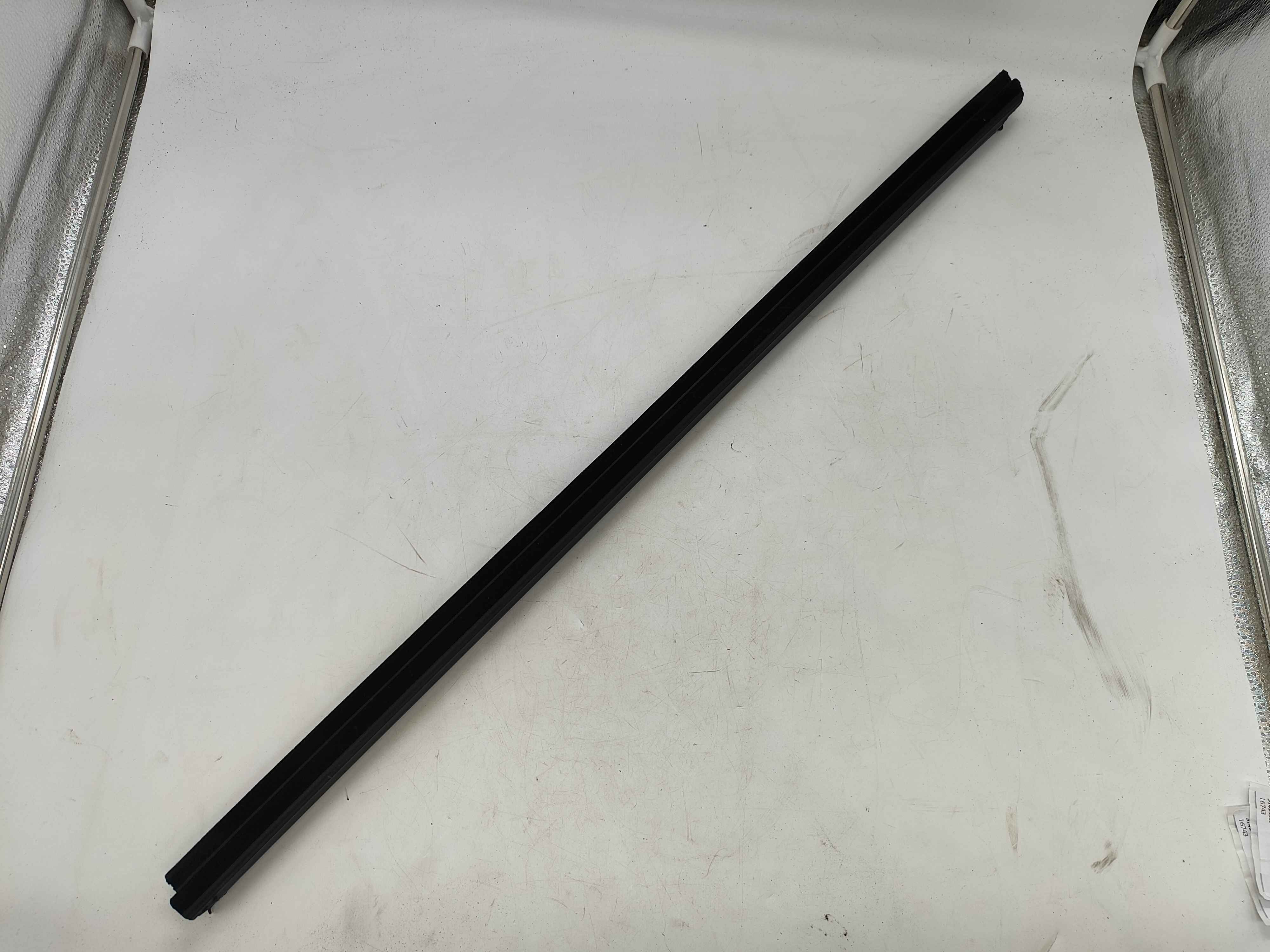 Weatherstrip, inner front, left (XC60 (18-))