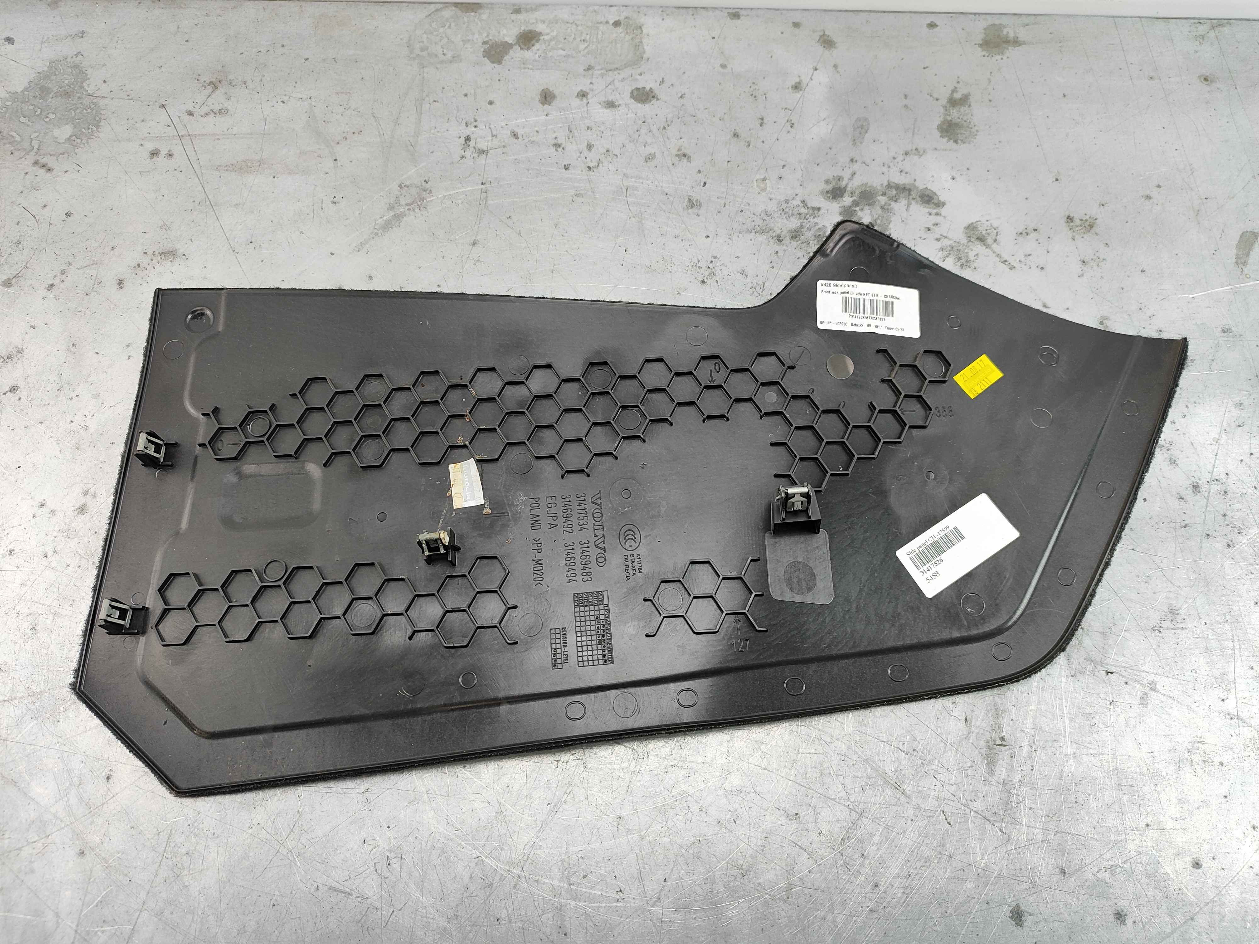 Side panel CH -175999 left front Interior code: RXXX UXXX